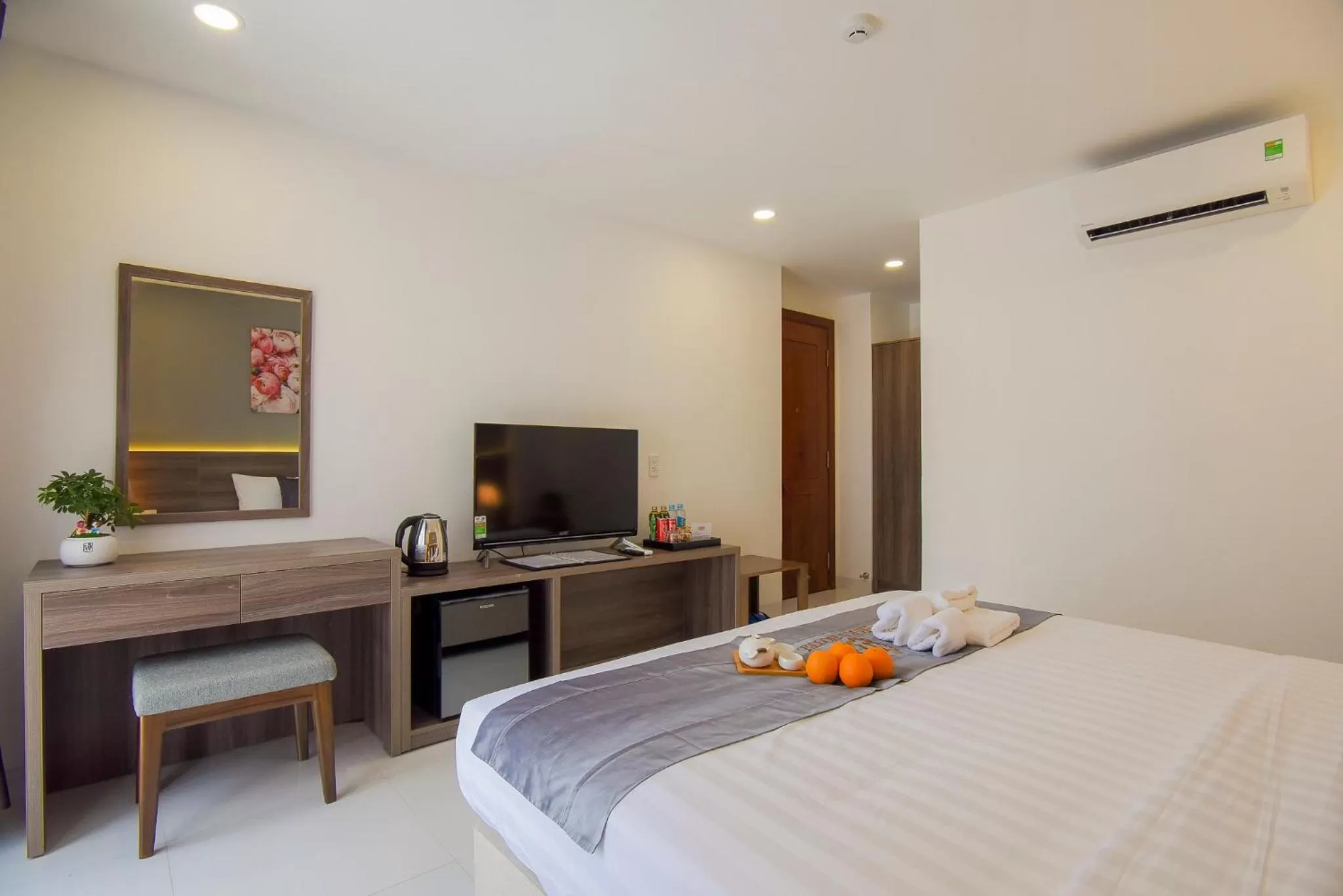 Communal lounge/ TV room, Bed in Hera Hotel Airport