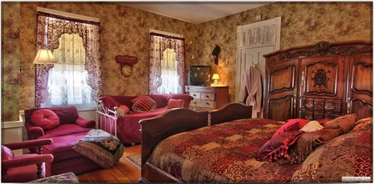Bedroom, Seating Area in American River Inn