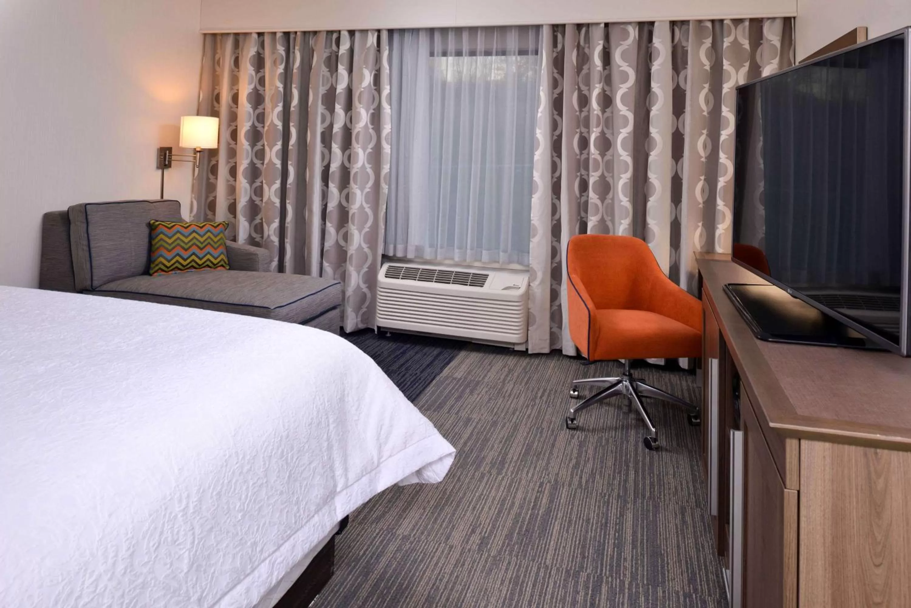 Bed in Hampton Inn & Suites Albany-East Greenbush, NY