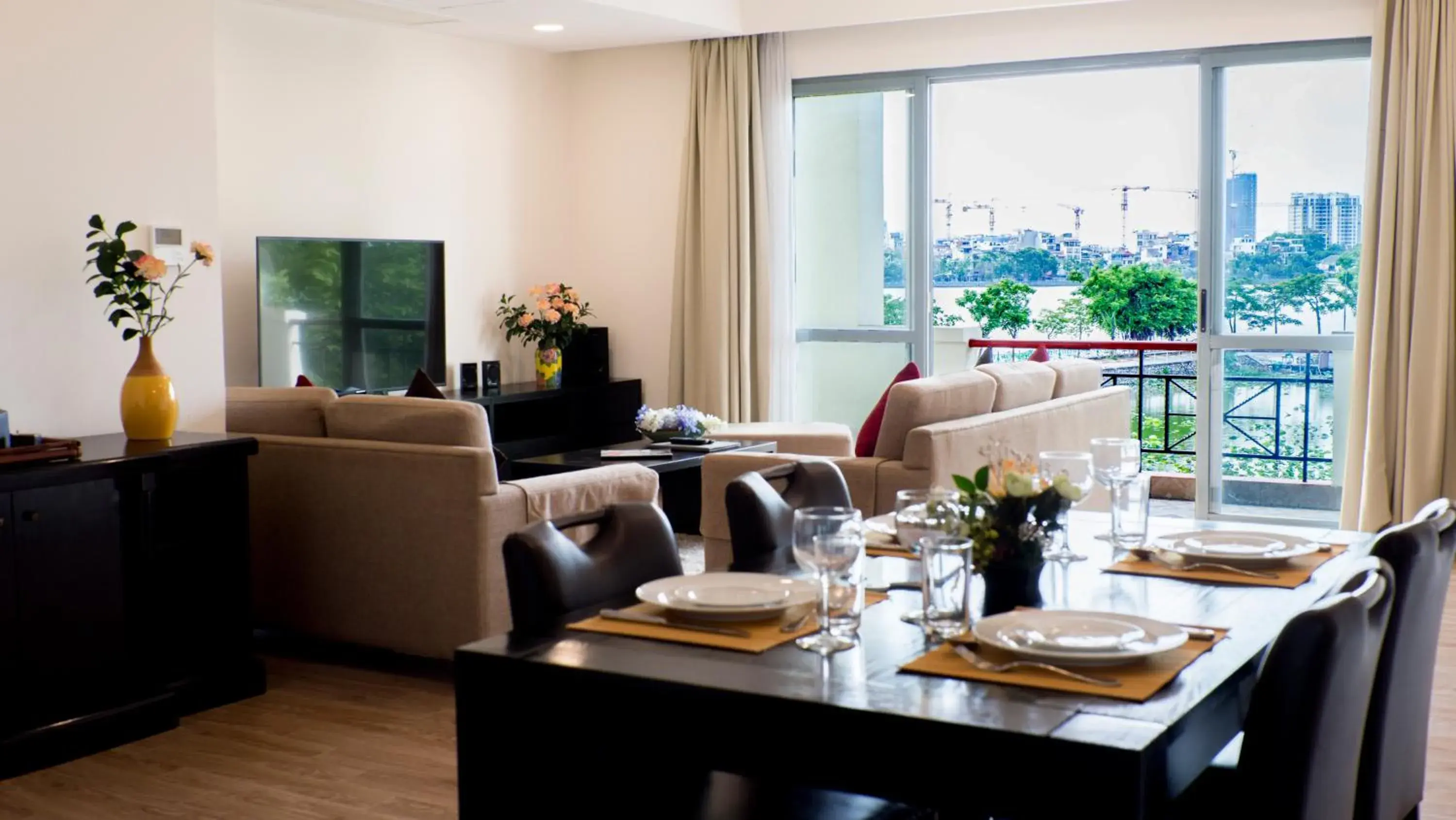 Living room, Restaurant/Places to Eat in Diamond Westlake Suites