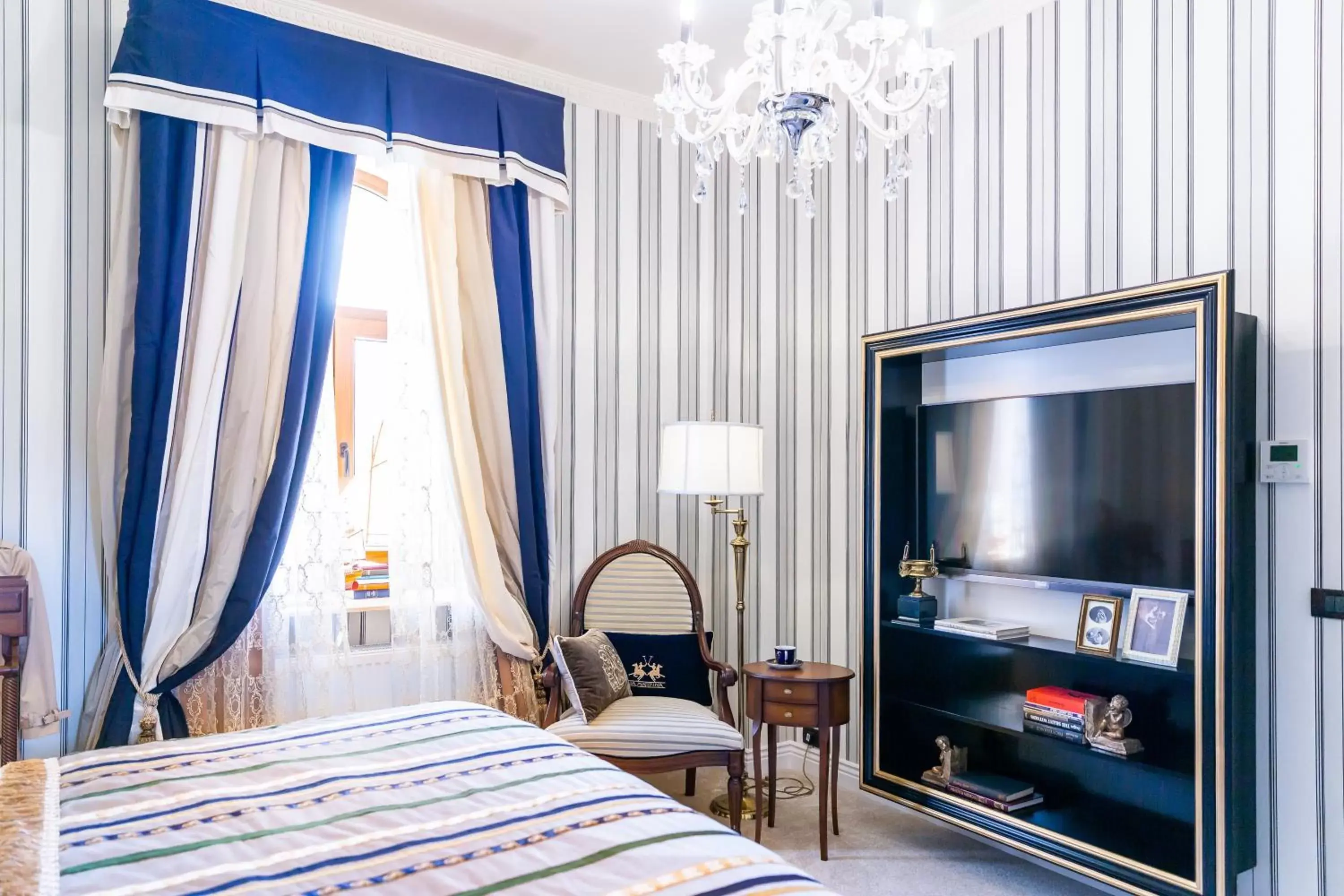 Seating area, Bed in Suter Palace Heritage Boutique Hotel