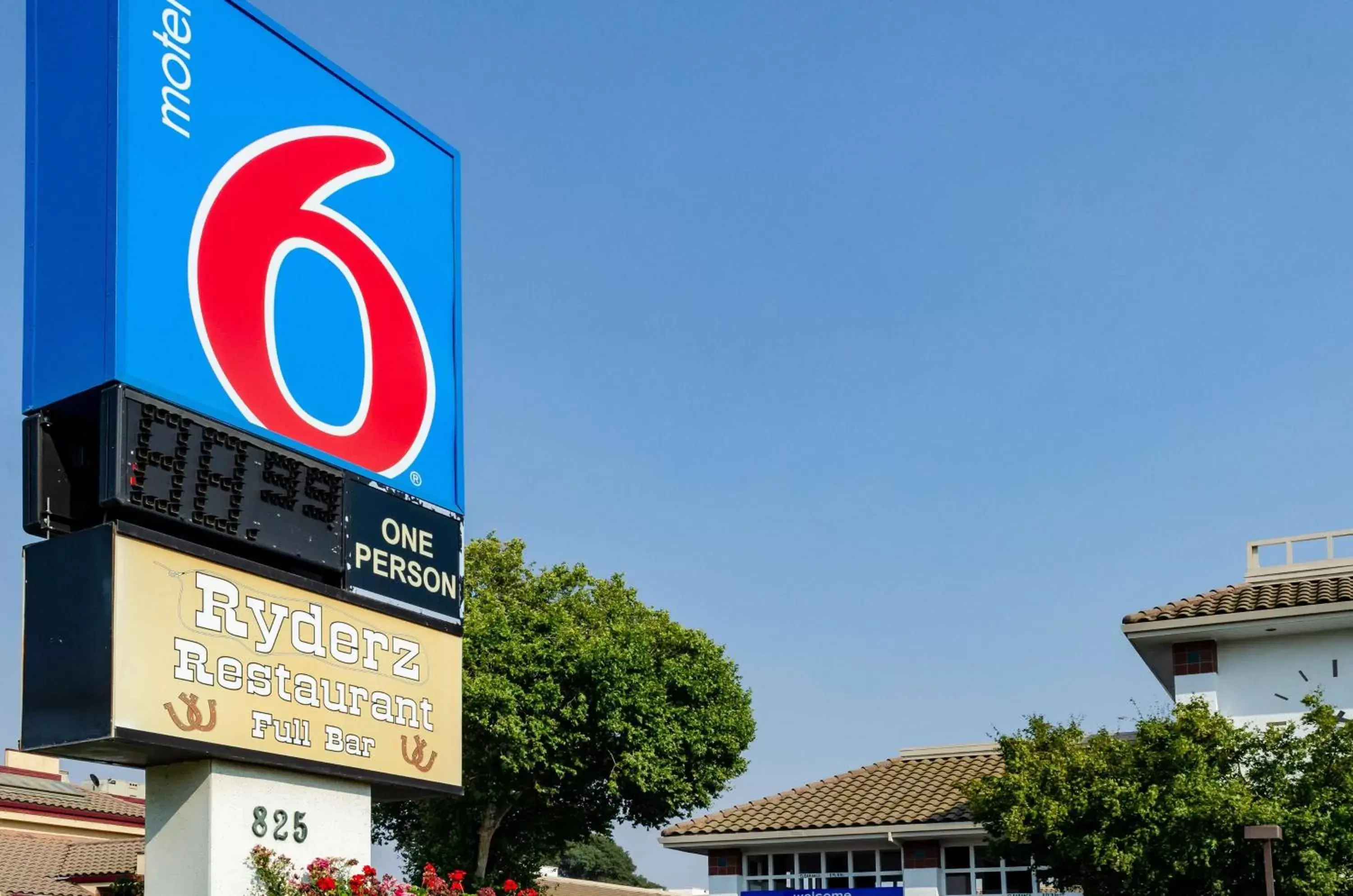 Property building in Motel 6 Oakdale, Ca