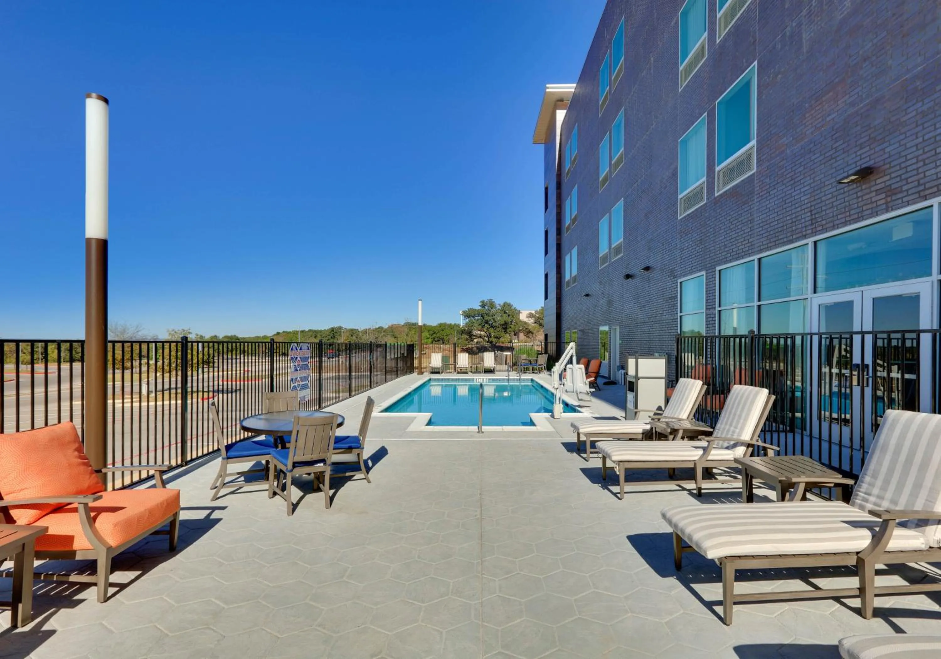 Swimming pool in La Quinta Inn & Suites by Wyndham Lakeway