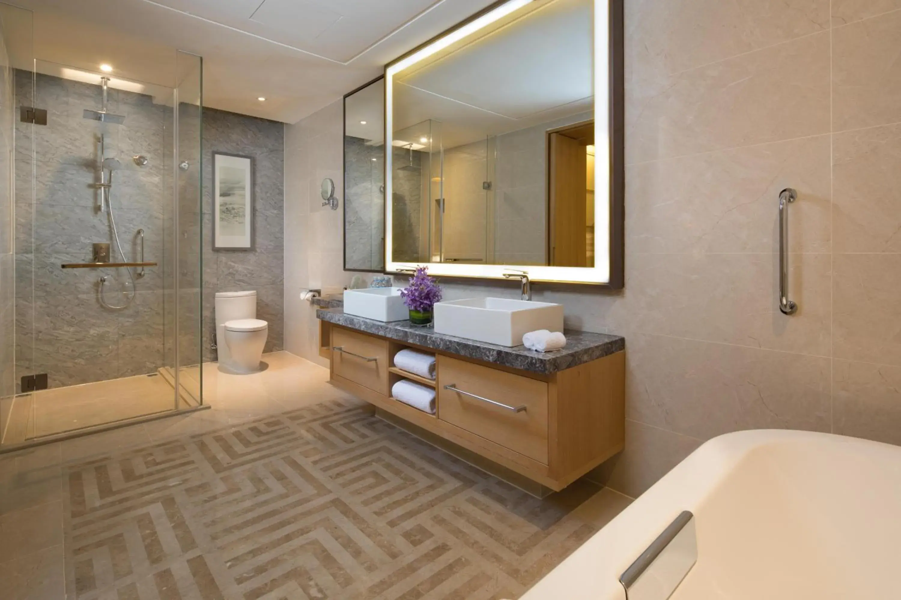 Photo of the whole room, Bathroom in Holiday Inn Kunshan Huaqiao, an IHG Hotel