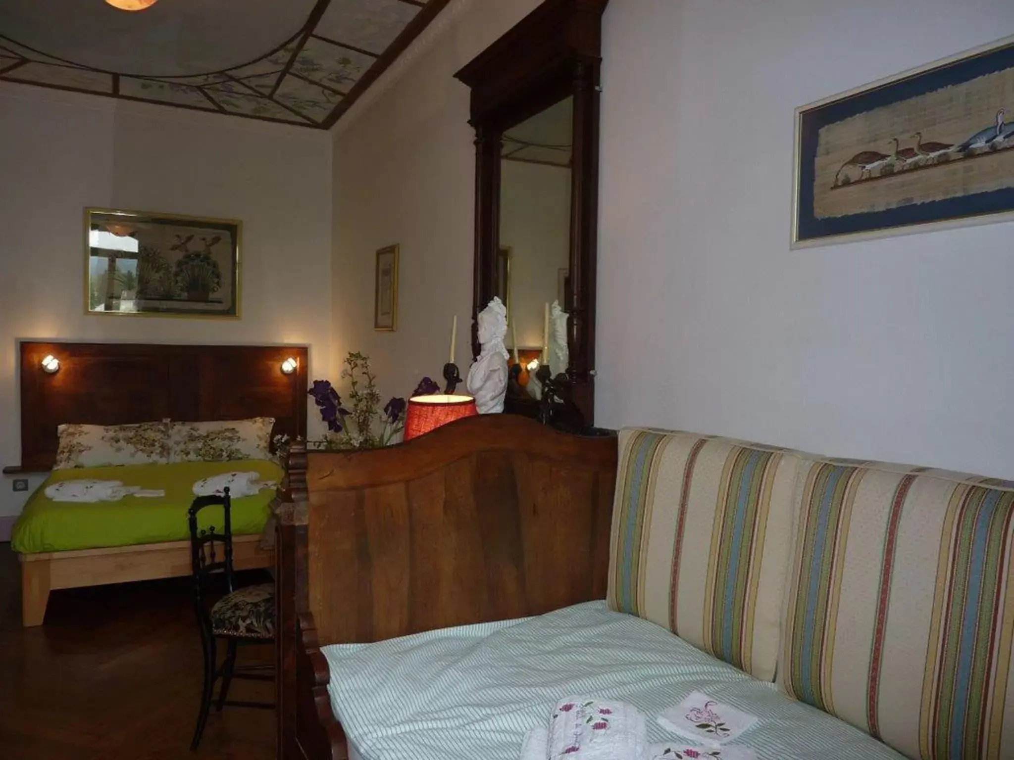 Bedroom, Bed in L'Enclos des Jacobins