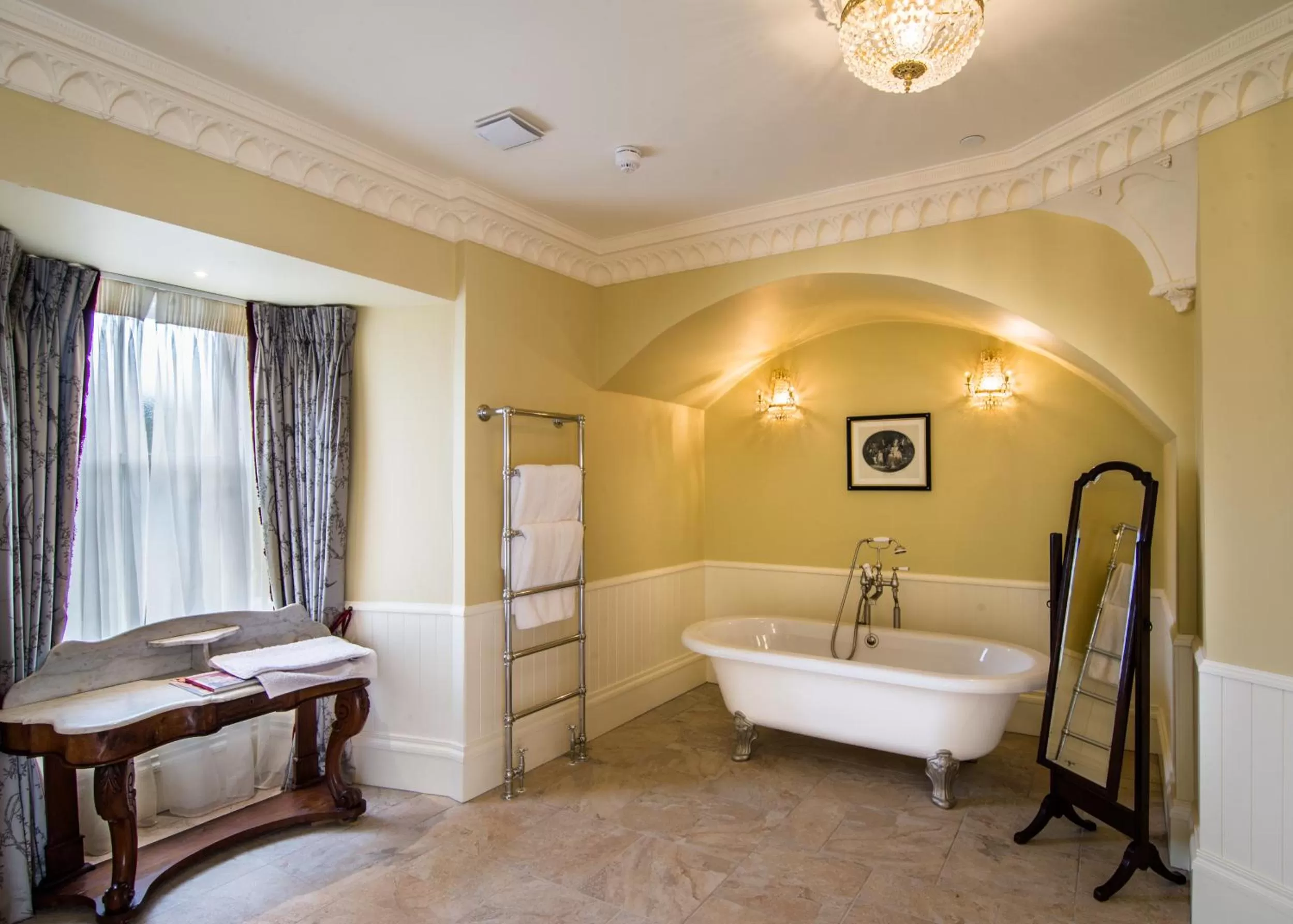 Bathroom, Bed in Crossbasket Castle, Hotel & Restaurant