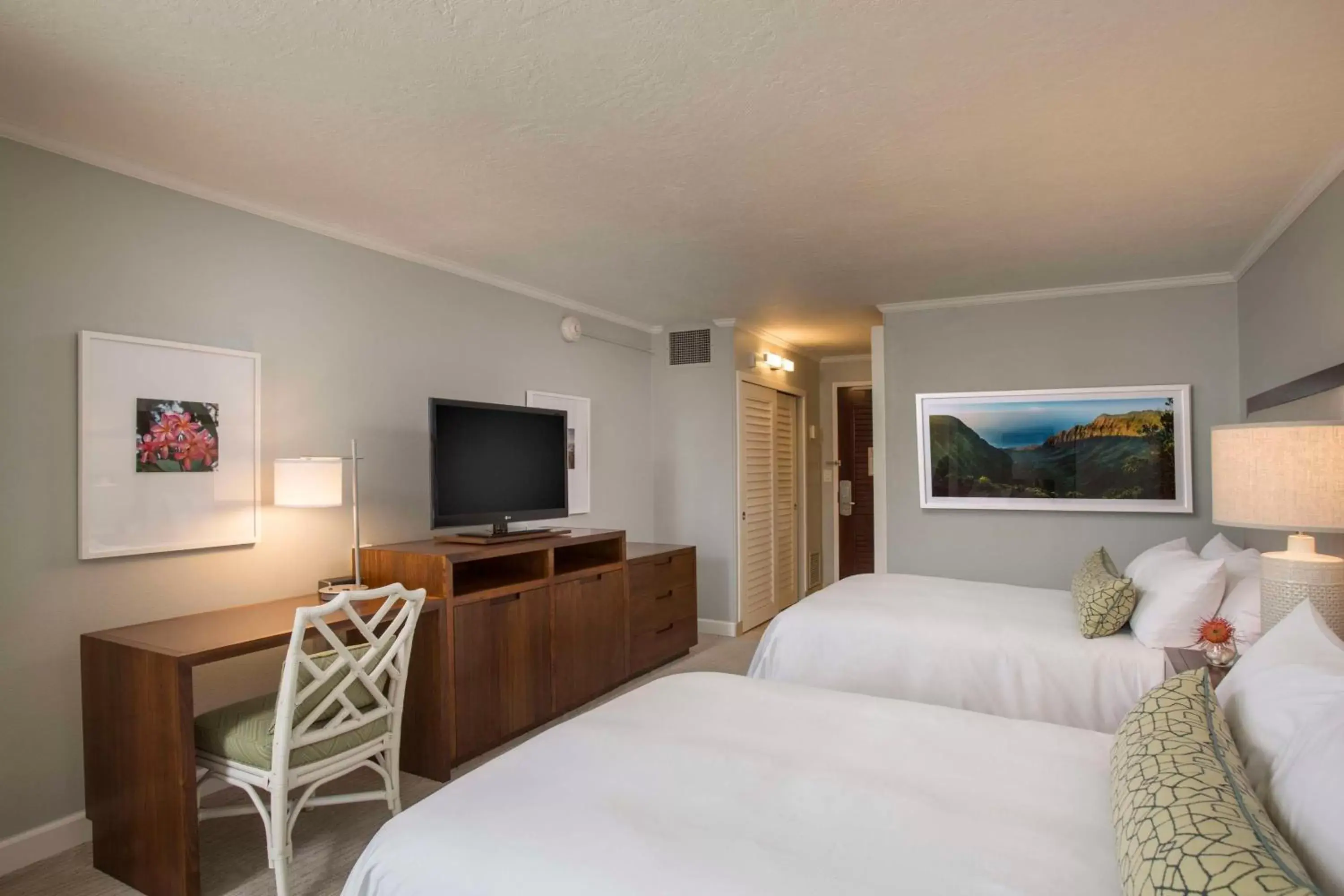 Bedroom, TV/Entertainment Center in OUTRIGGER Kaua'i Beach Resort & Spa
