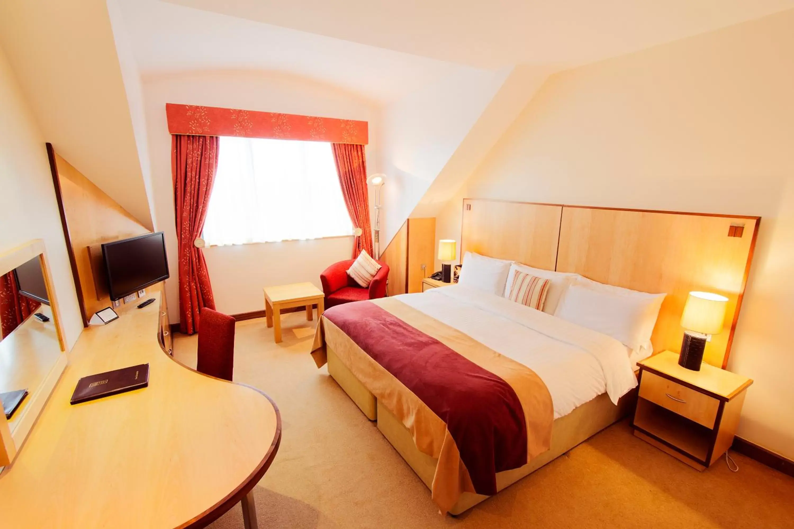 Photo of the whole room, Bed in La Mon Hotel & Country Club Photo of the whole room, Bed in La Mon Hotel & Country Club