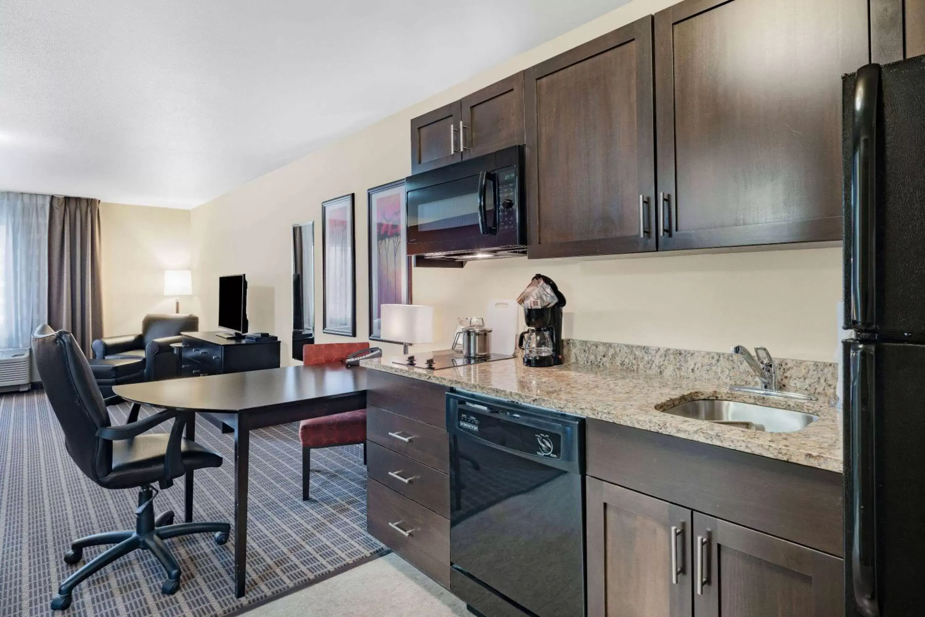 Bed, Kitchen/Kitchenette in Hawthorn Suites by Wyndham Dickinson