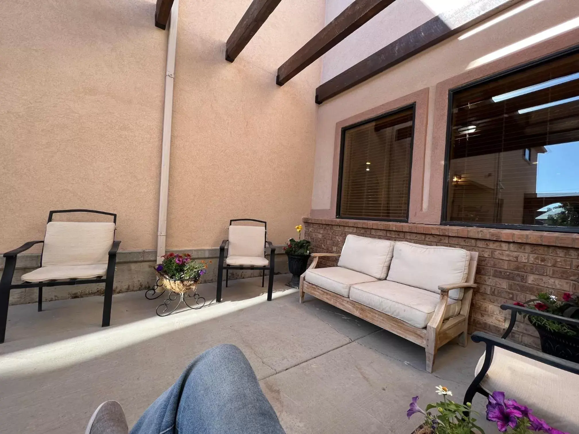 Property building, Seating Area in THE SNUGGLE INN