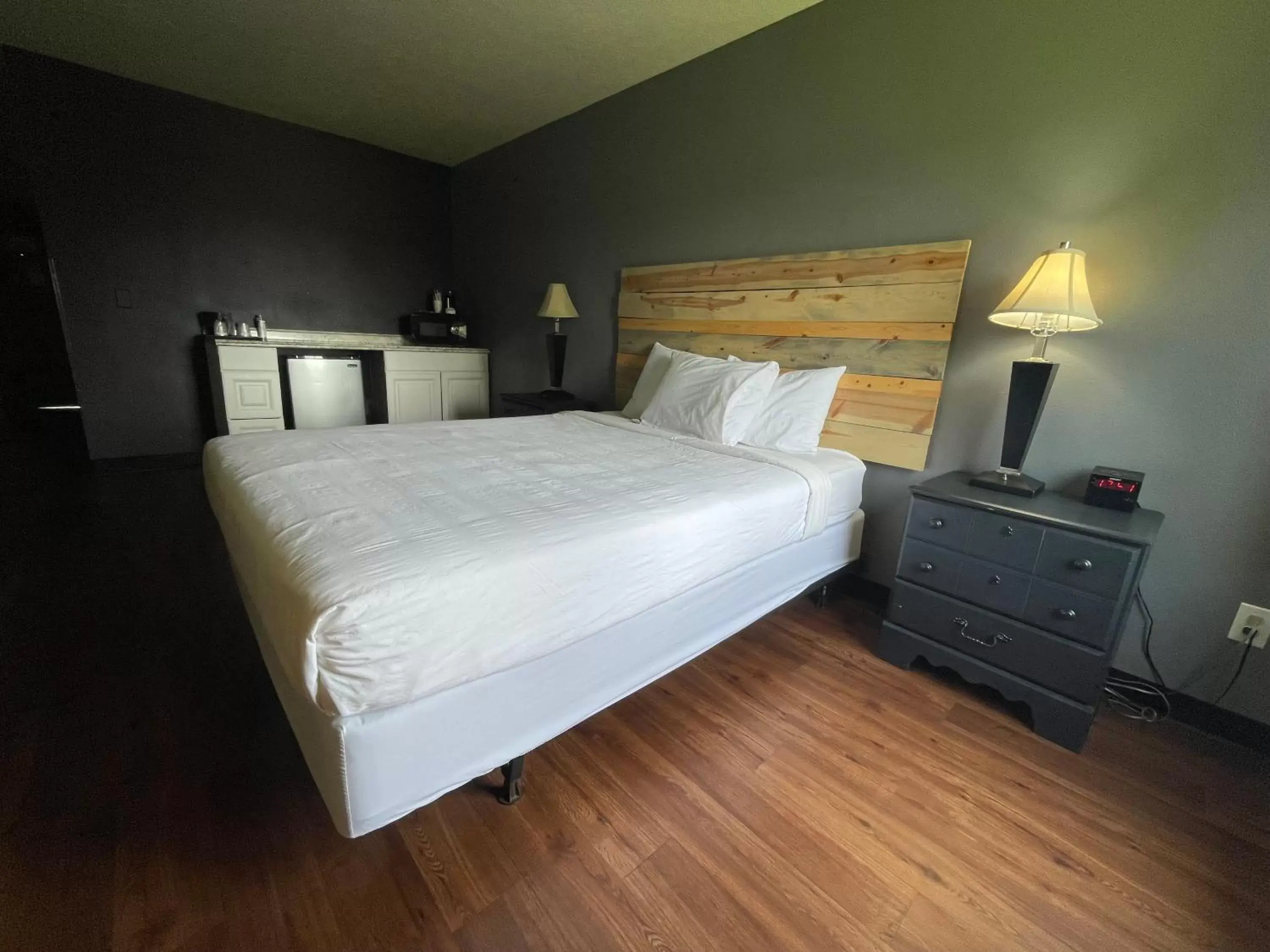 Bed in Sunnyside Inn and Suites