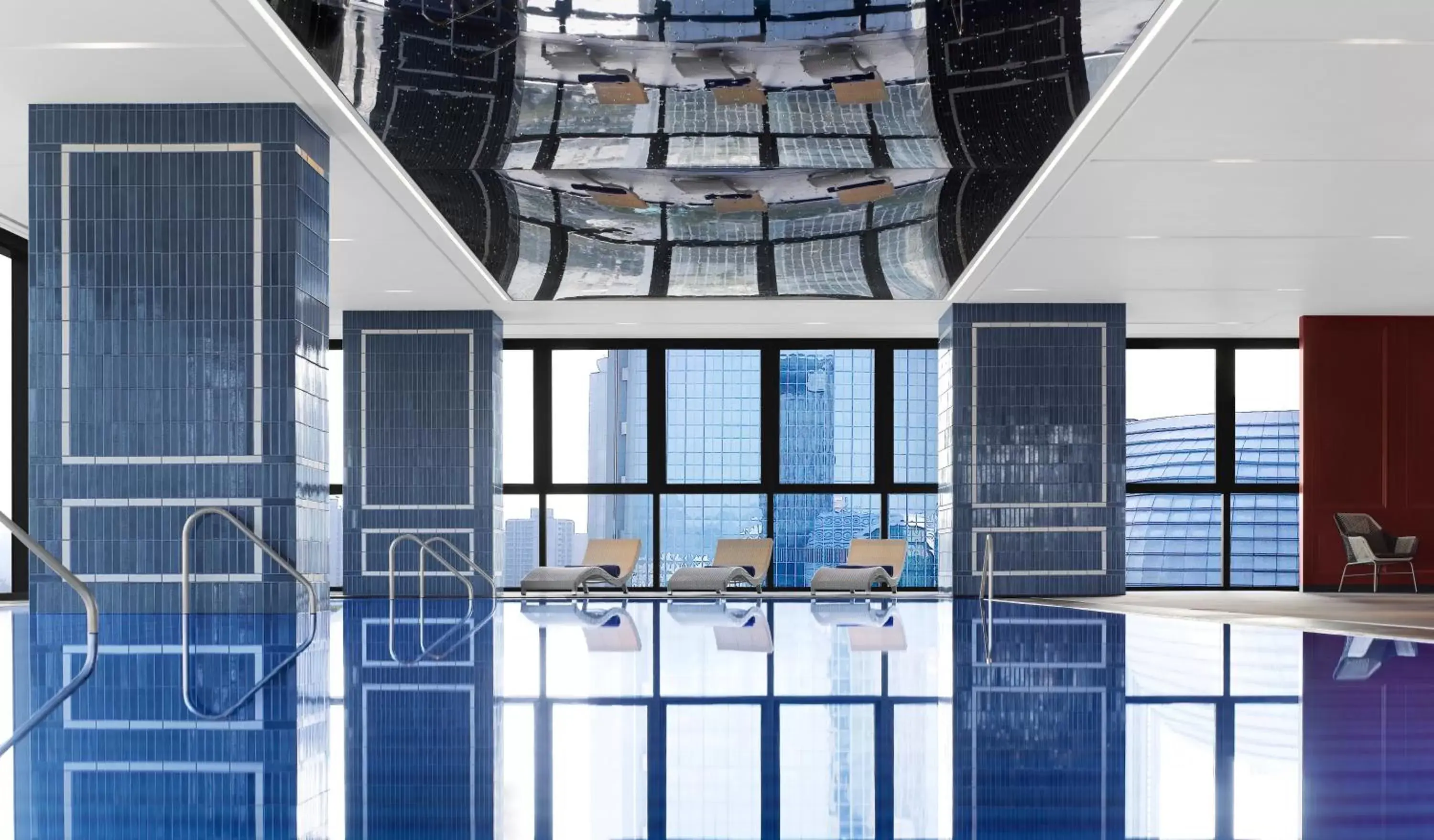 Swimming pool in Sofitel Ambassador Seoul Hotel & Serviced Residences Swimming pool in Sofitel Ambassador Seoul Hotel & Serviced Residences