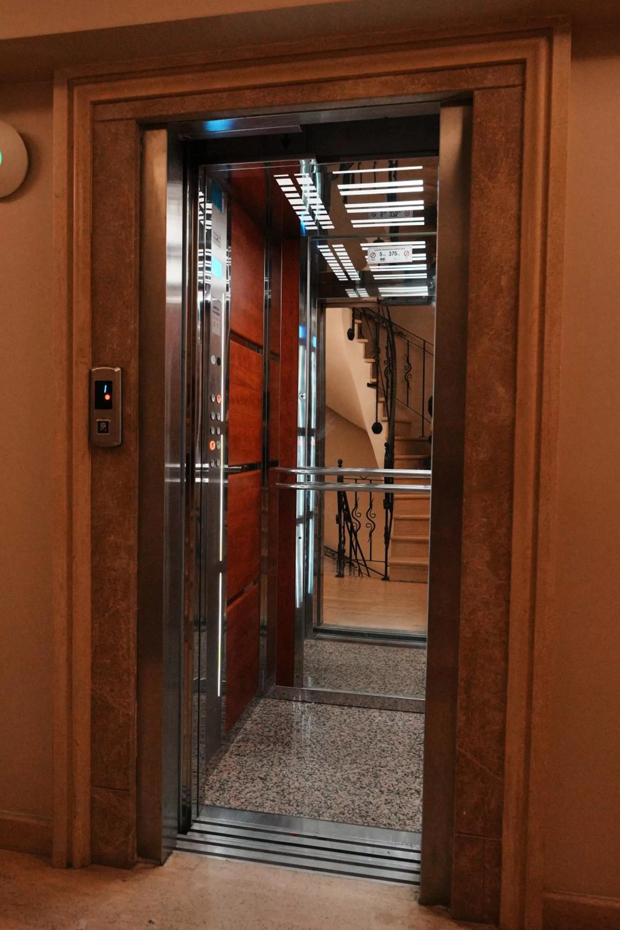 elevator in Reyyan Hotel