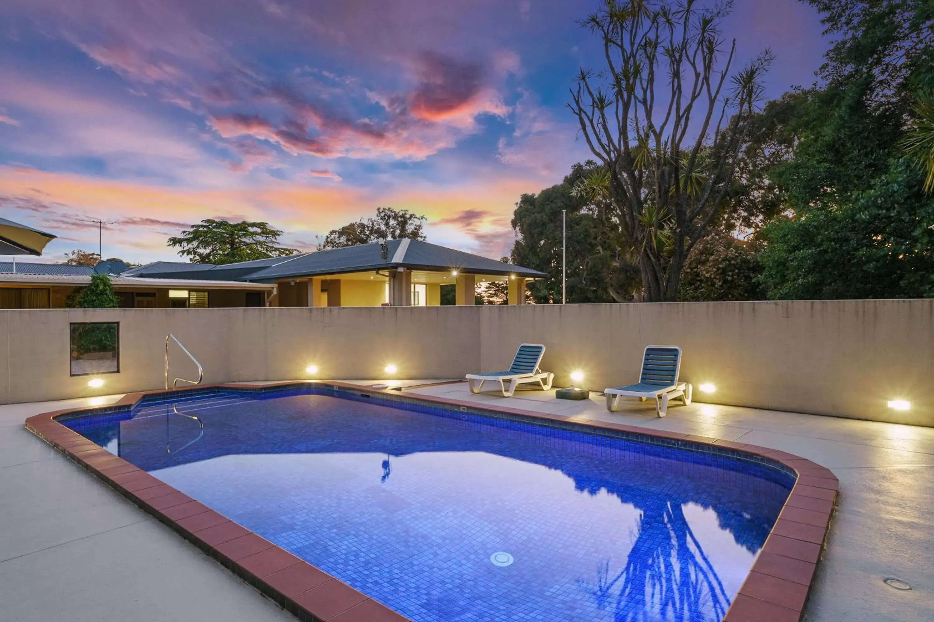 Swimming Pool in Beechworth Motor Inn