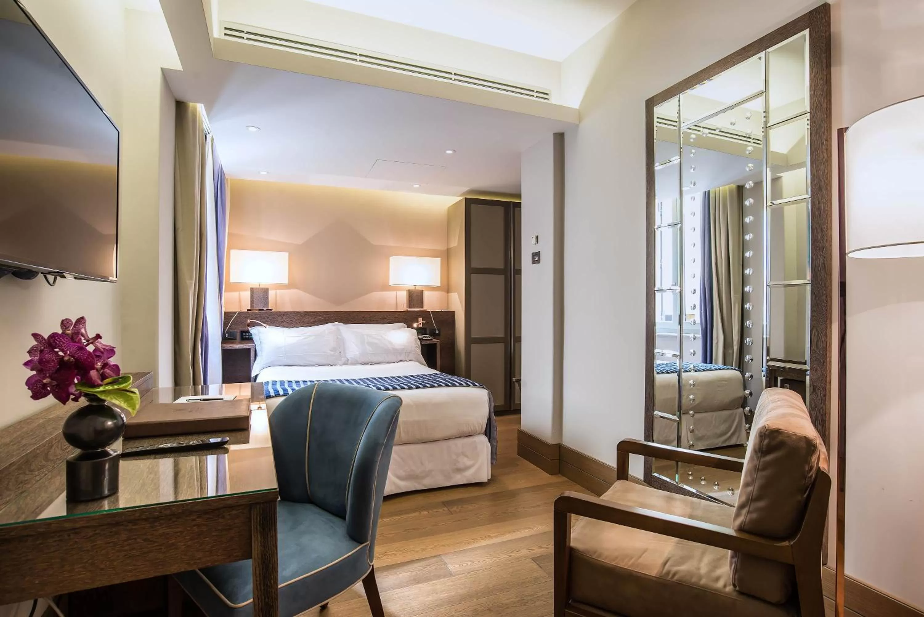 Inner courtyard view, Bed in Hotel Martis Palace