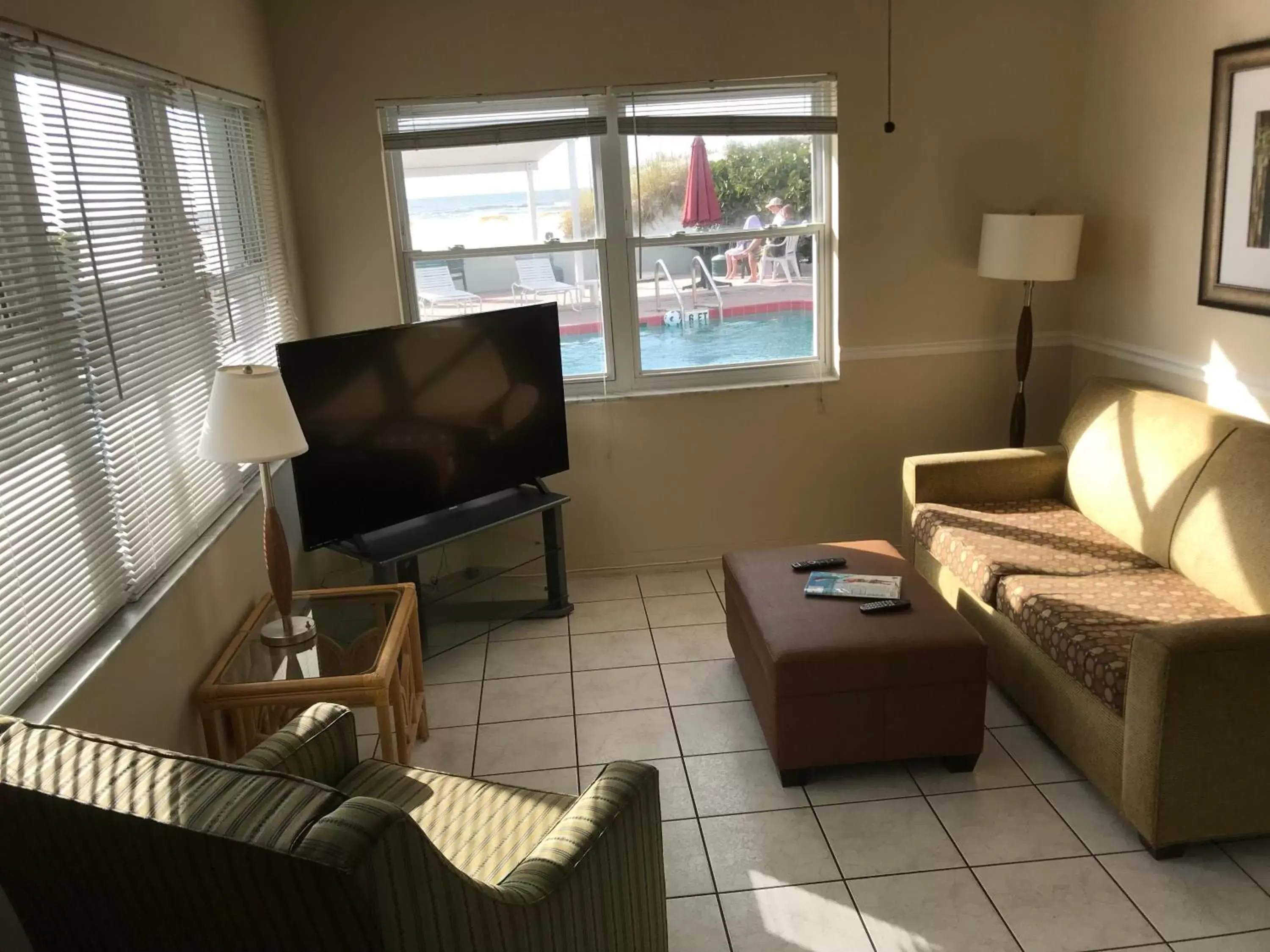 Living room, TV/Entertainment Center in Miramar Resort