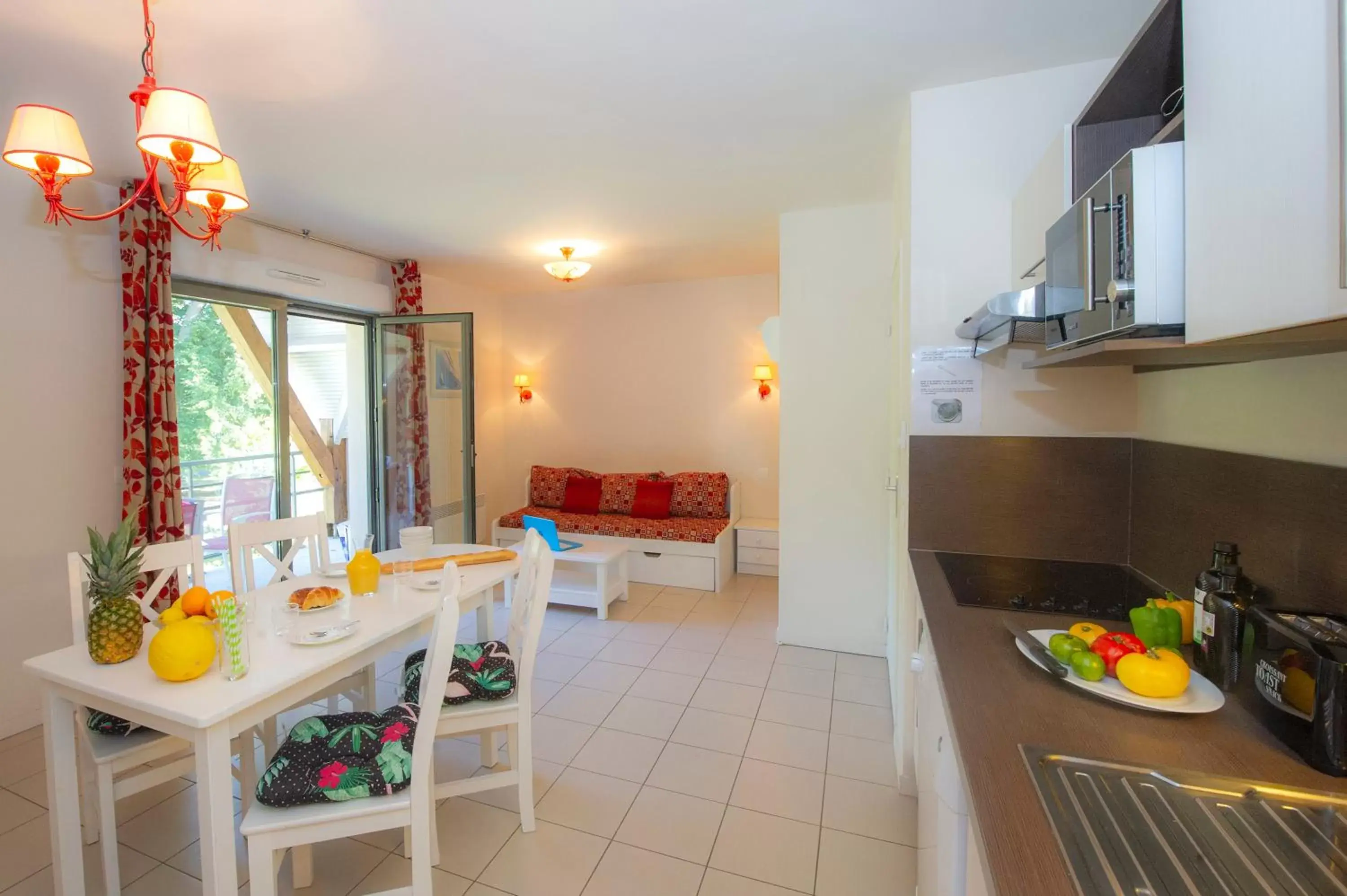 Kitchen or kitchenette, Dining Area in Goélia Résidence Du Parc