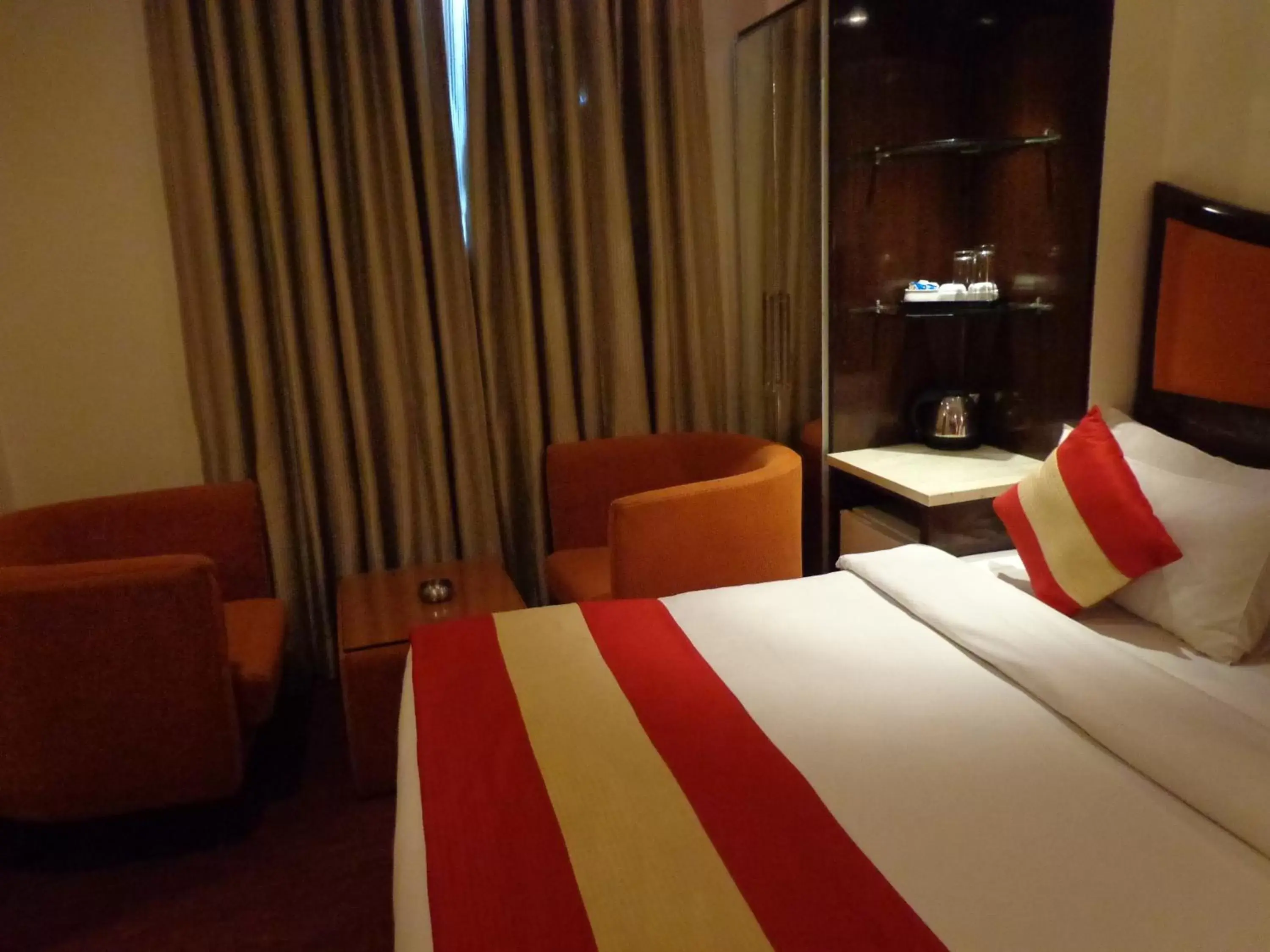 Seating area, Bed in Hotel Aura