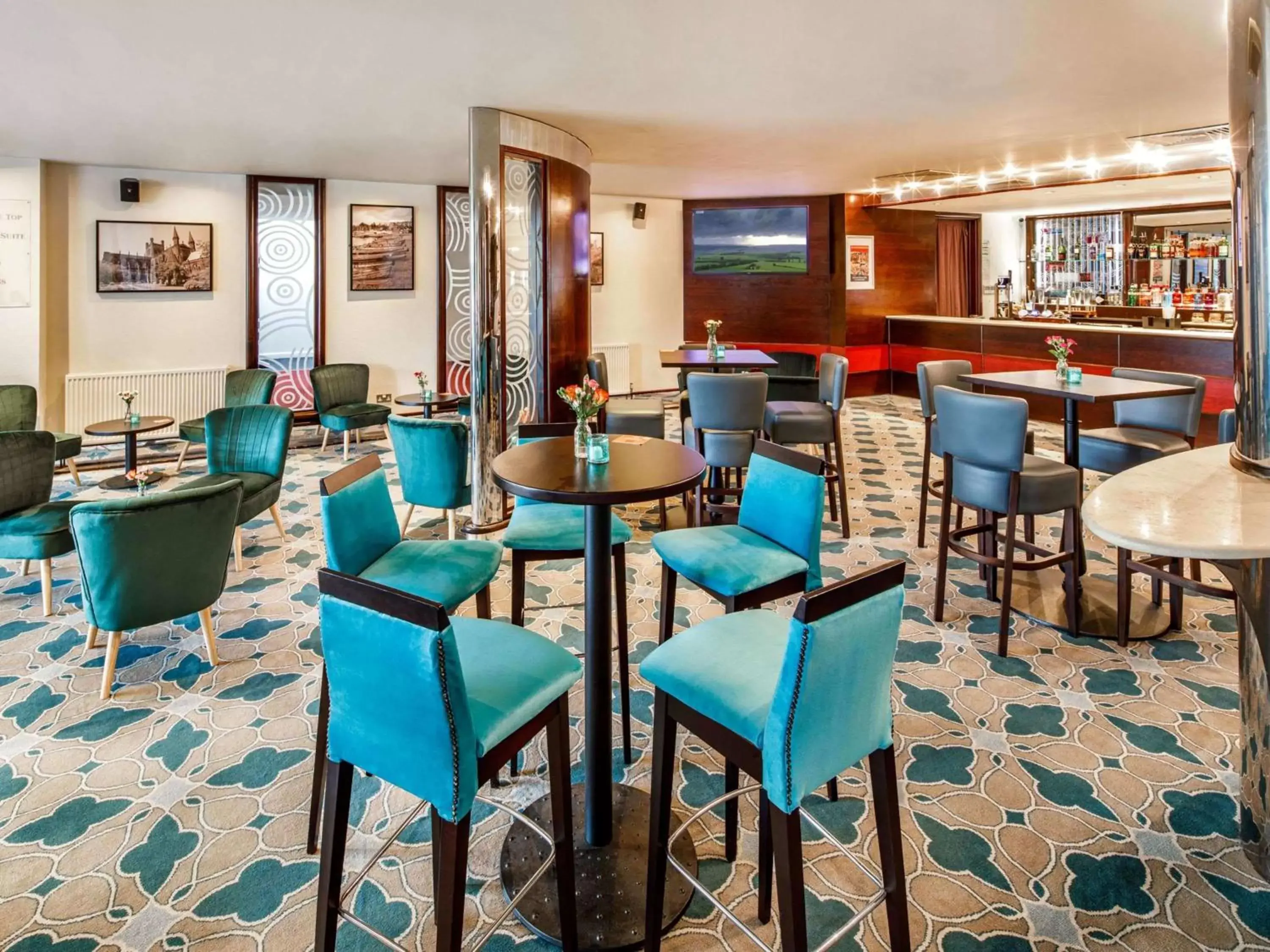 Lounge or bar, Restaurant/Places to Eat in Mercure Chester Abbots Well Hotel