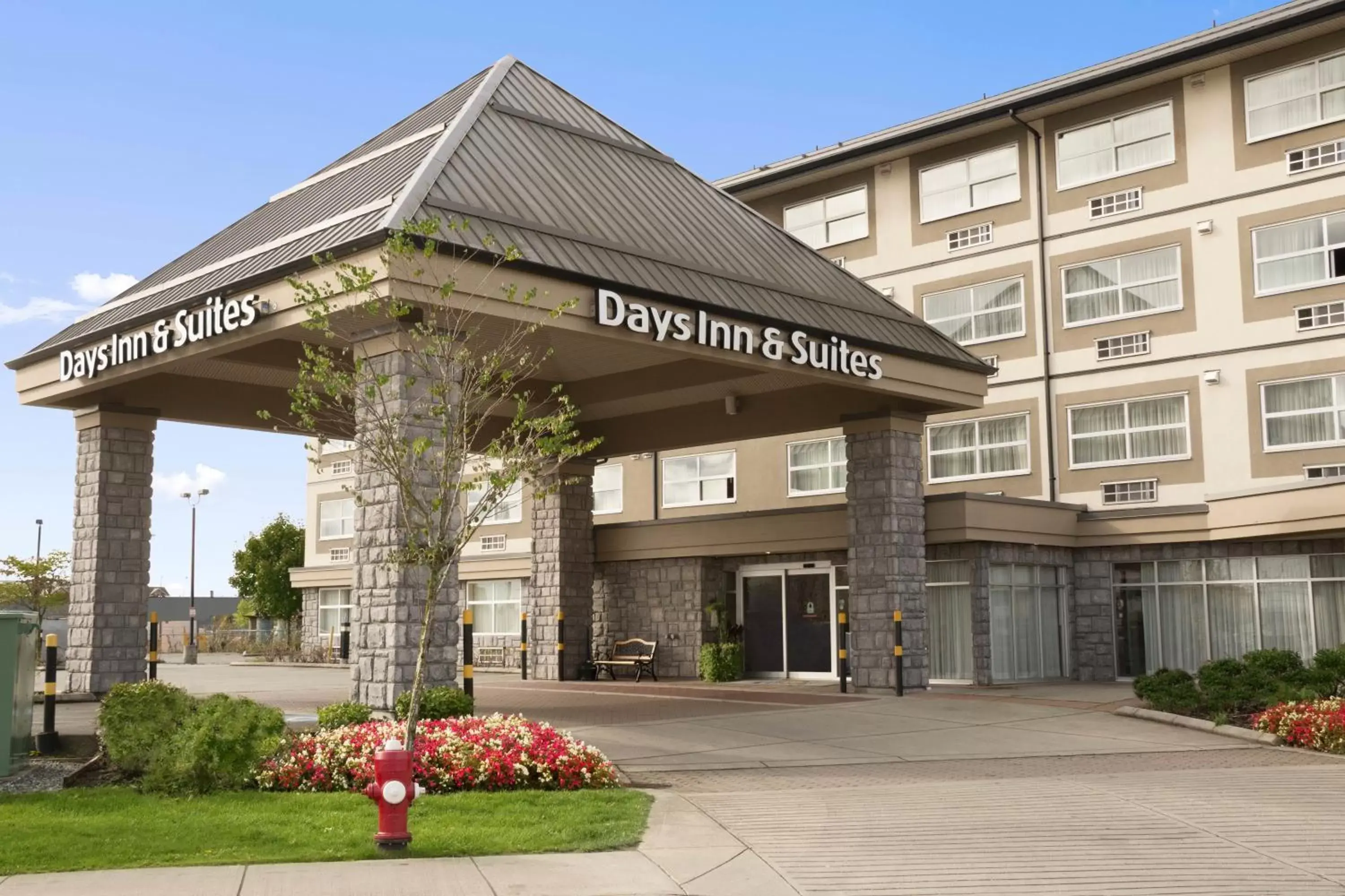 Facade/entrance, Property Building in Days Inn & Suites by Wyndham Langley