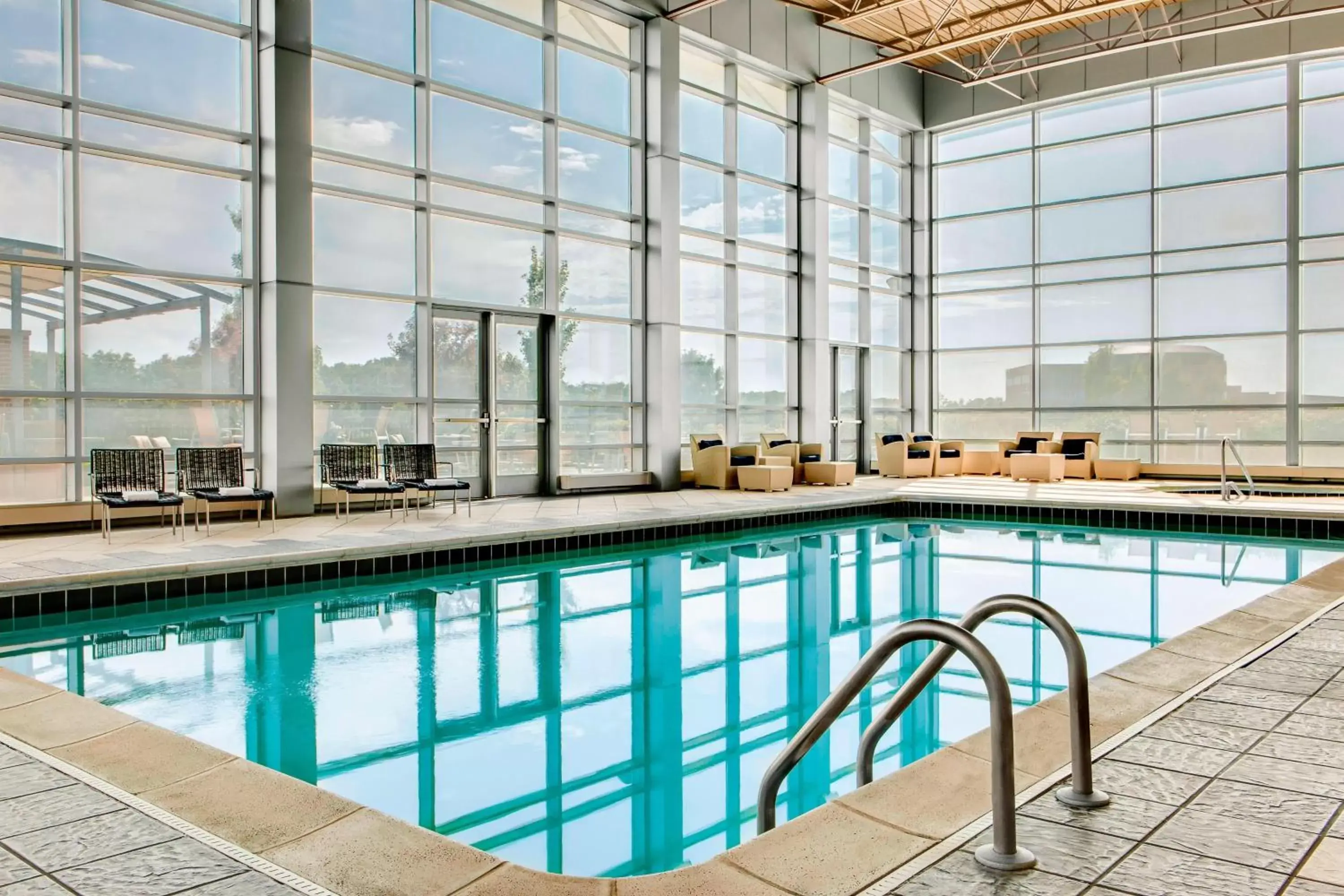 Swimming Pool in Sheraton Overland Park Hotel at the Convention Center