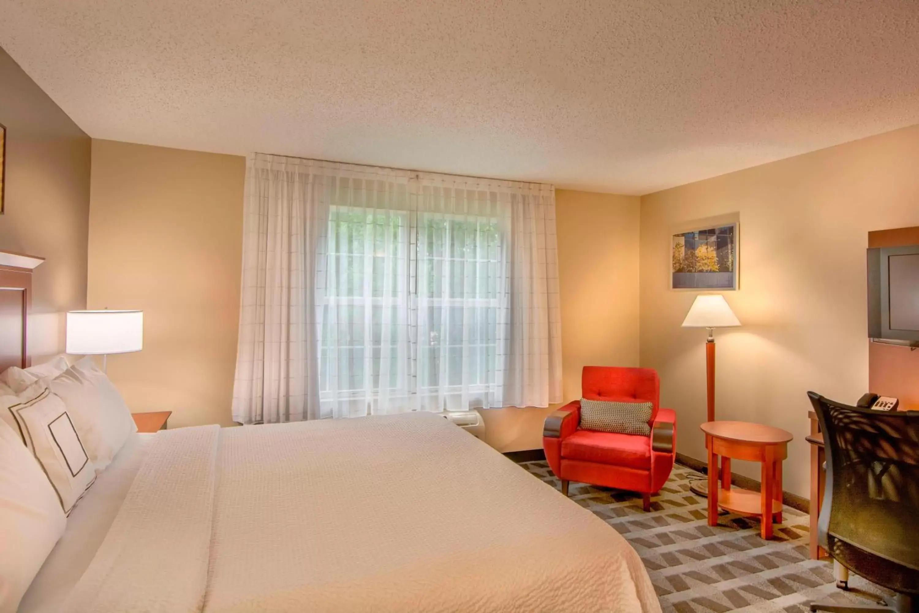 Bedroom, Bed in TownePlace Suites by Marriott Baltimore BWI Airport