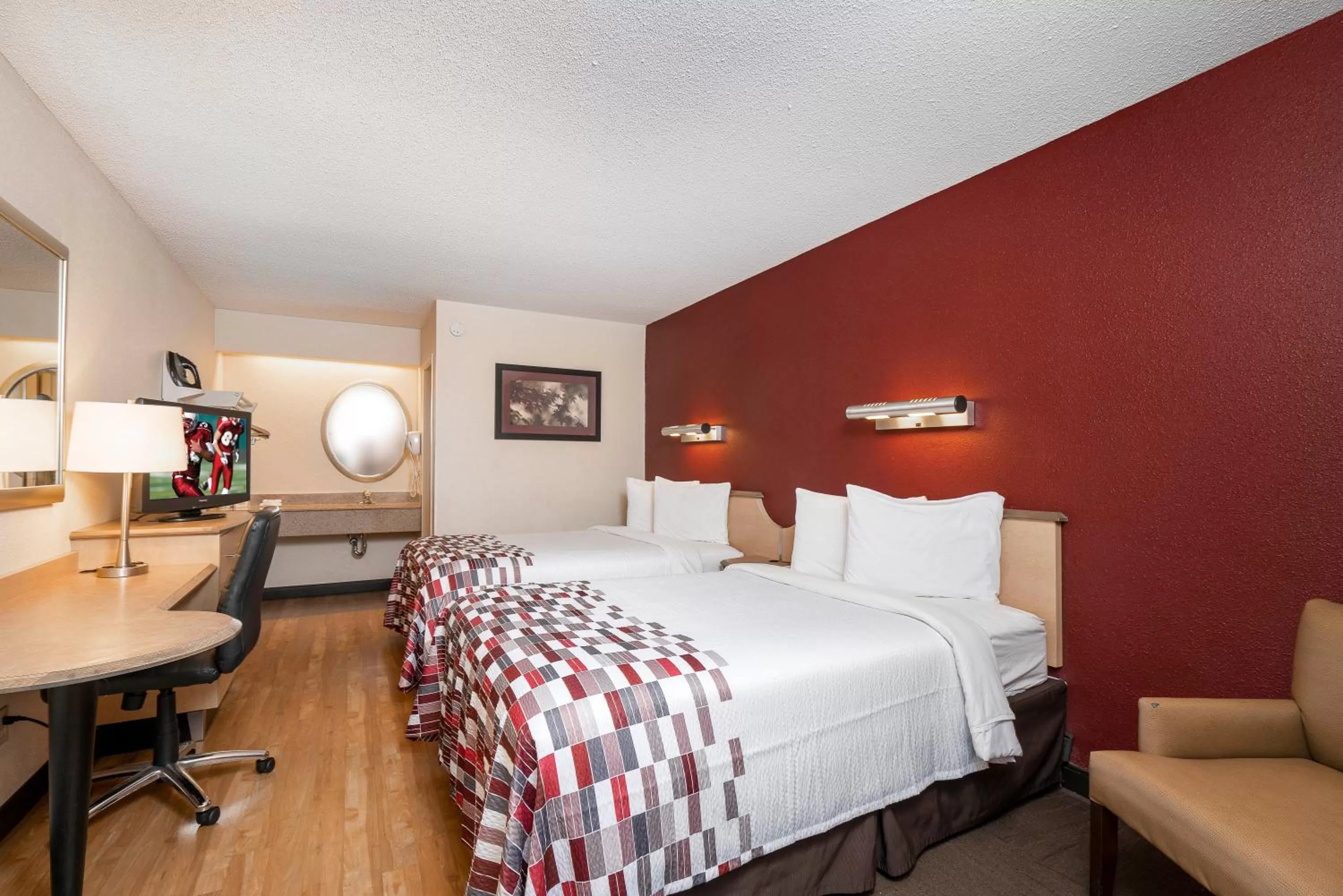 Photo of the whole room, Bed in Red Roof Inn Detroit - Roseville St Clair Shores