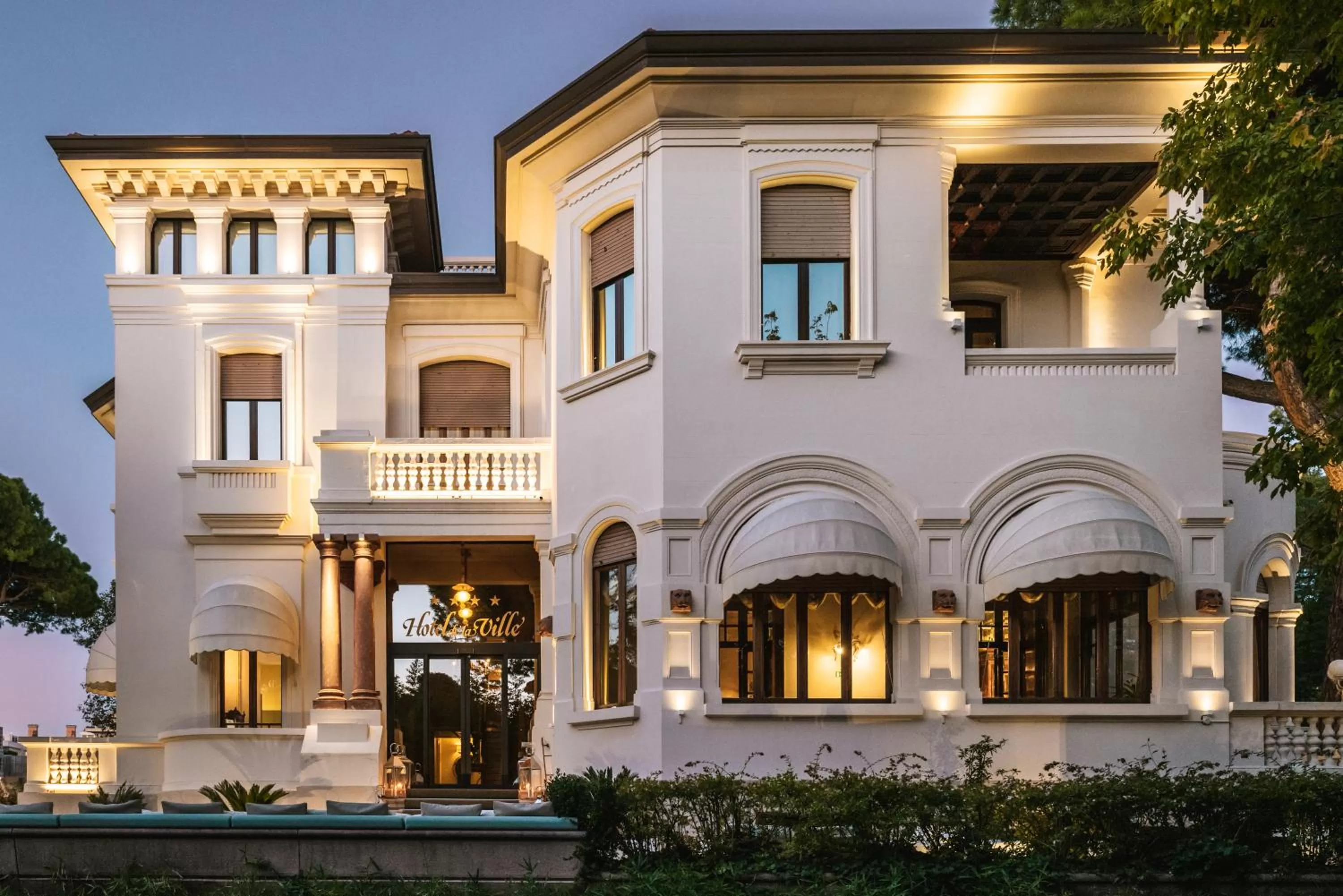 Property building in Hotel De La Ville