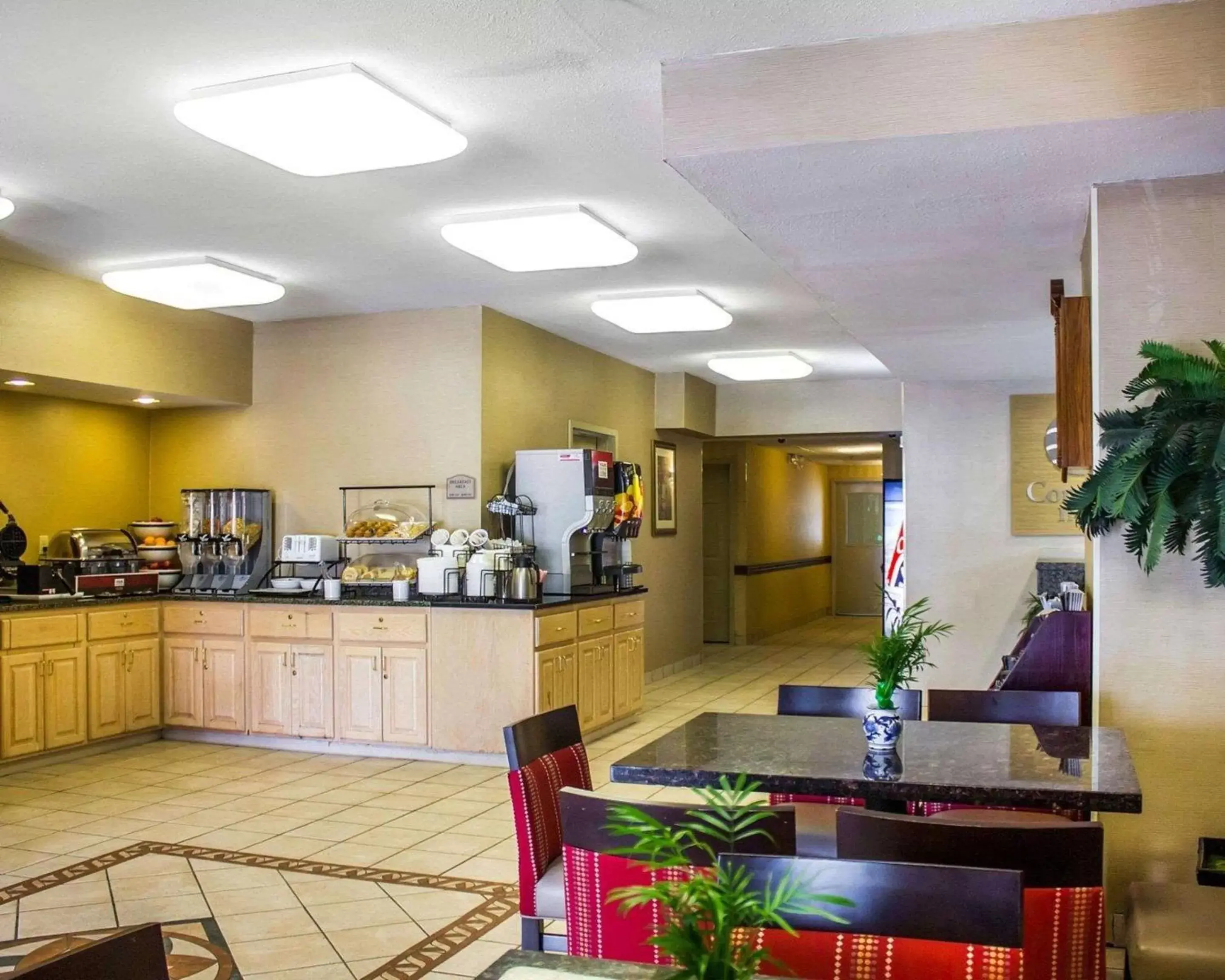 Restaurant/Places to Eat in Comfort Inn Guilford near I-95