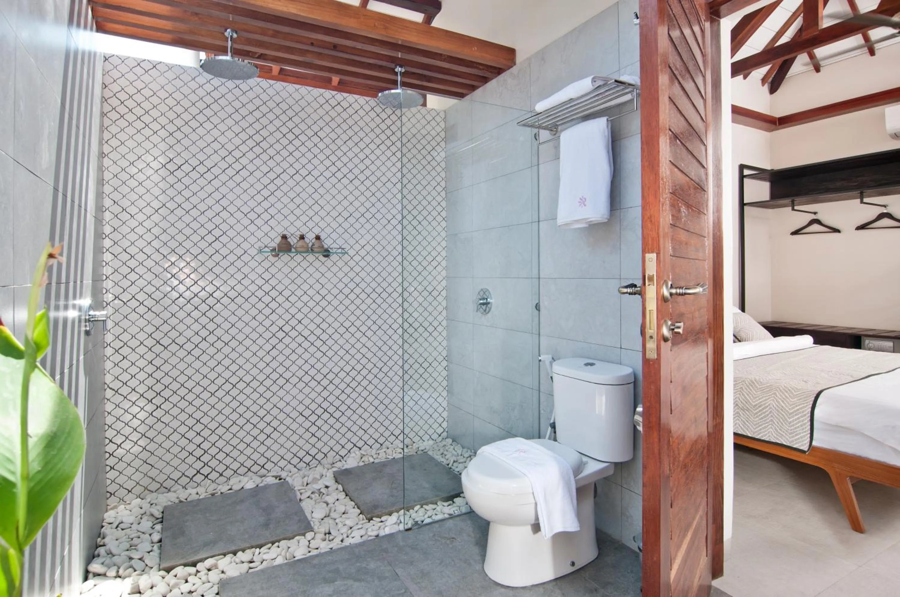 Shower, Bed in Ke Rensia Private Pool Villas Gili Air