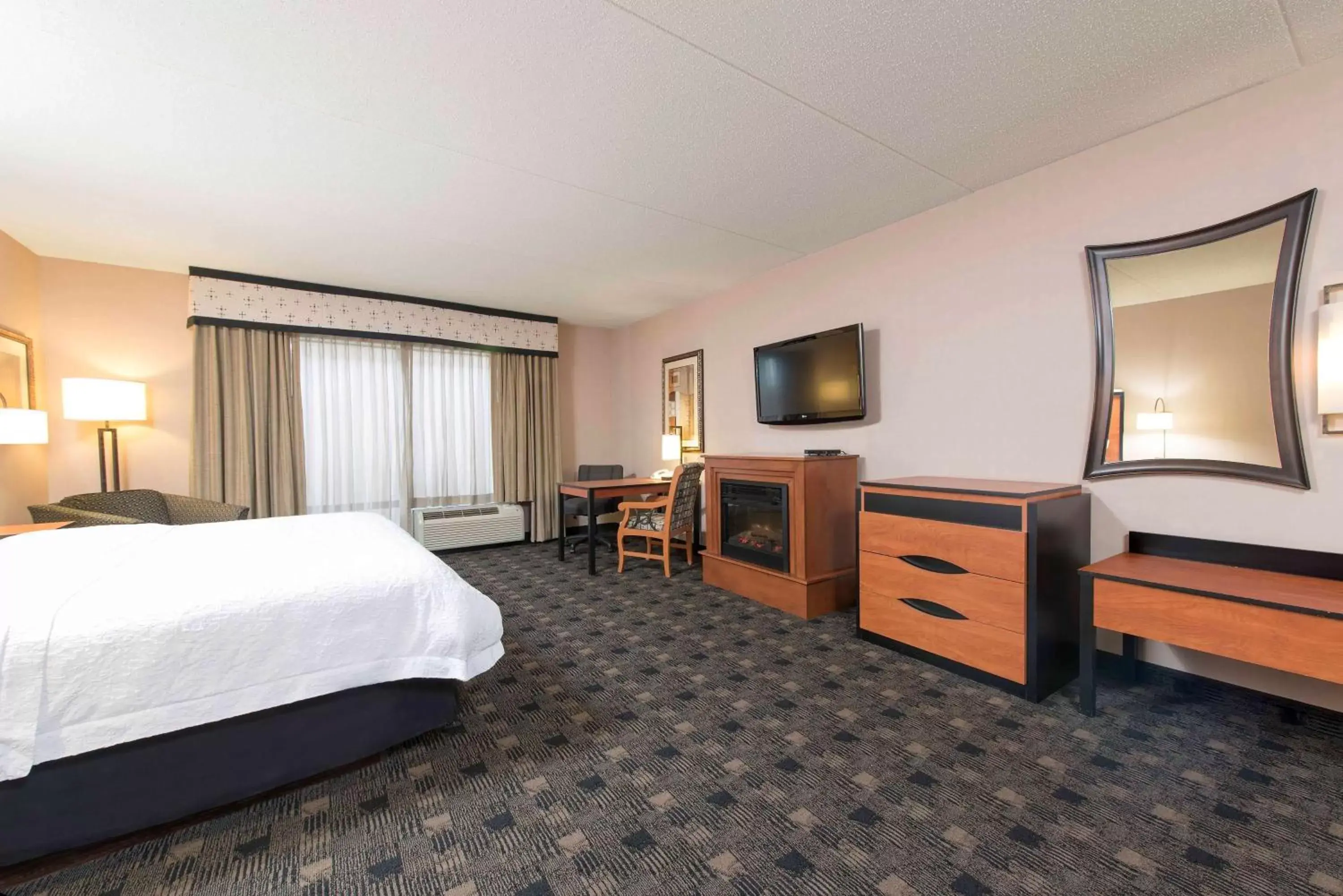 Bed, TV/Entertainment Center in Hampton Inn and Suites Indianapolis-Fishers