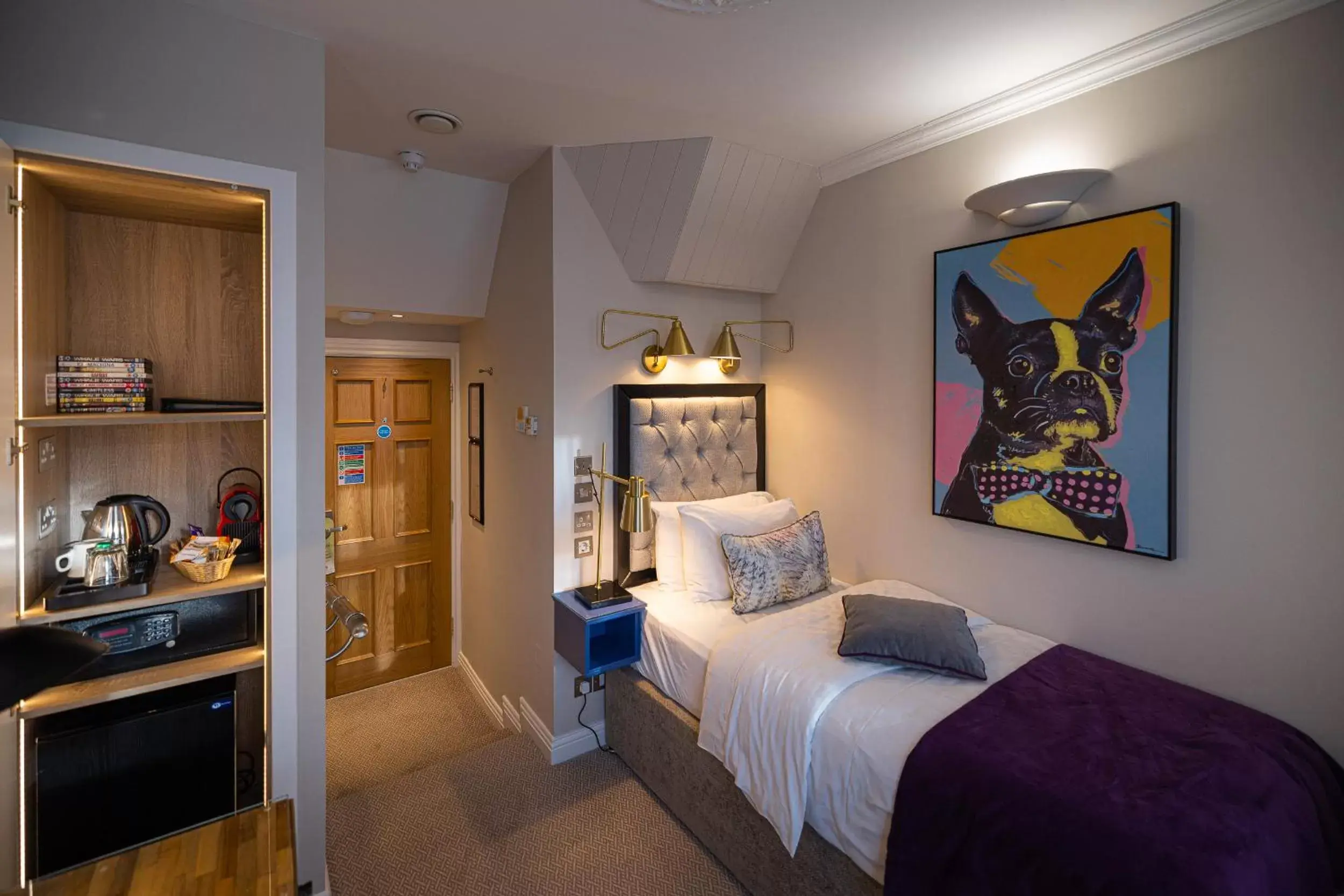 Bed, Seating Area in Roxford Lodge Hotel