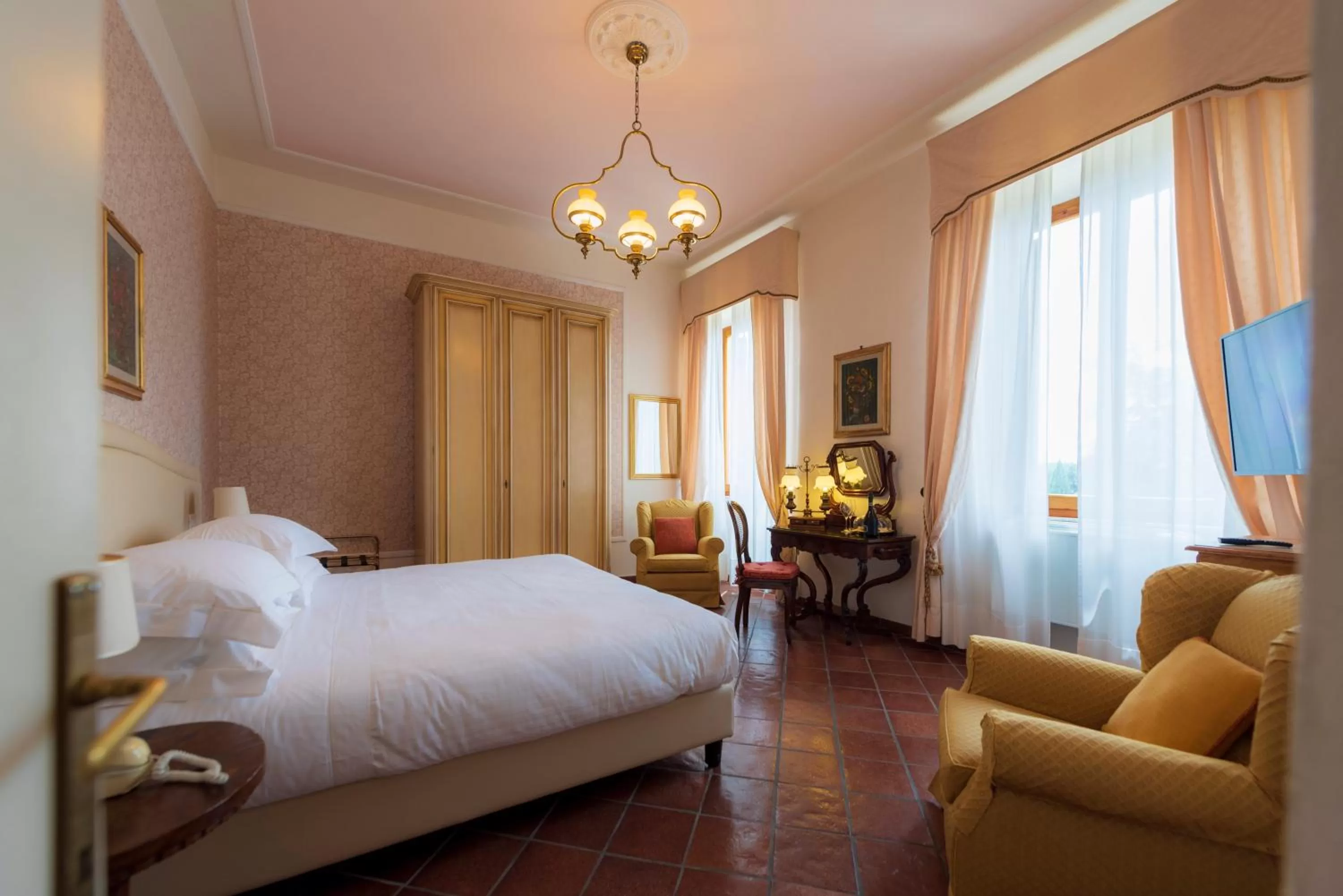 Bed in Villa Scacciapensieri Boutique Hotel
