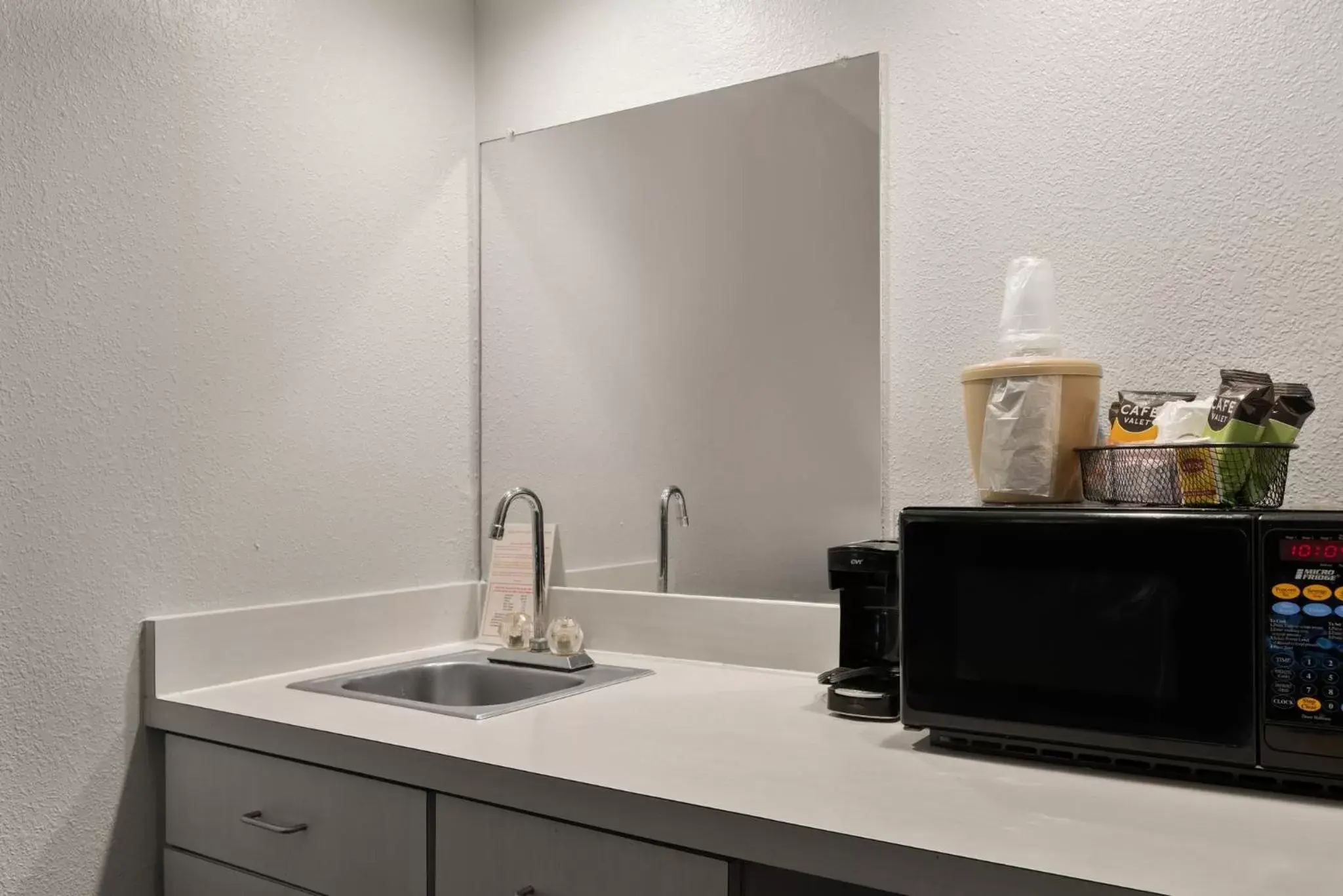 Photo of the whole room, Kitchen/Kitchenette in Red Roof Inn & Suites Savannah Airport