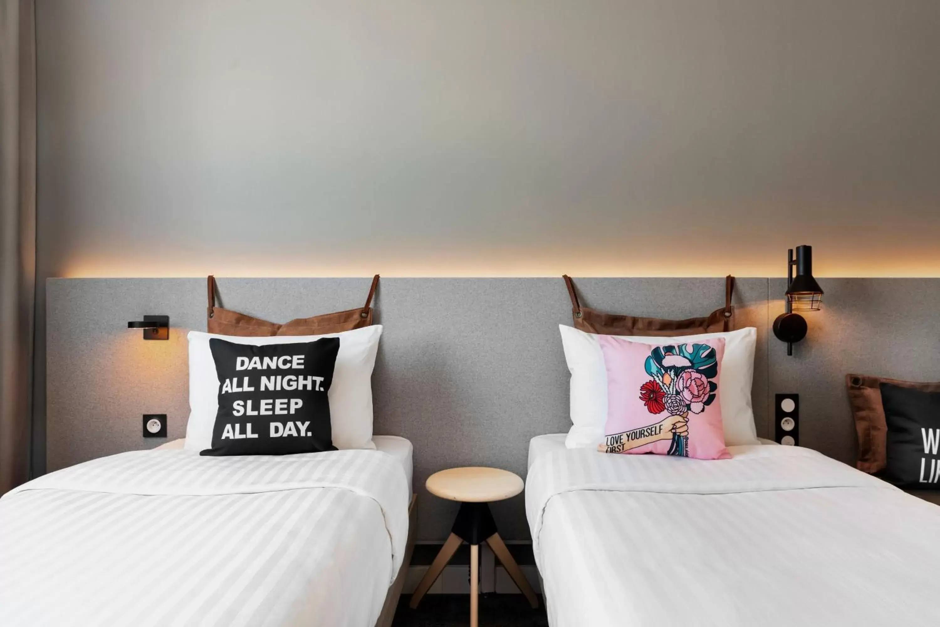 Photo of the whole room, Bed in Moxy Amiens