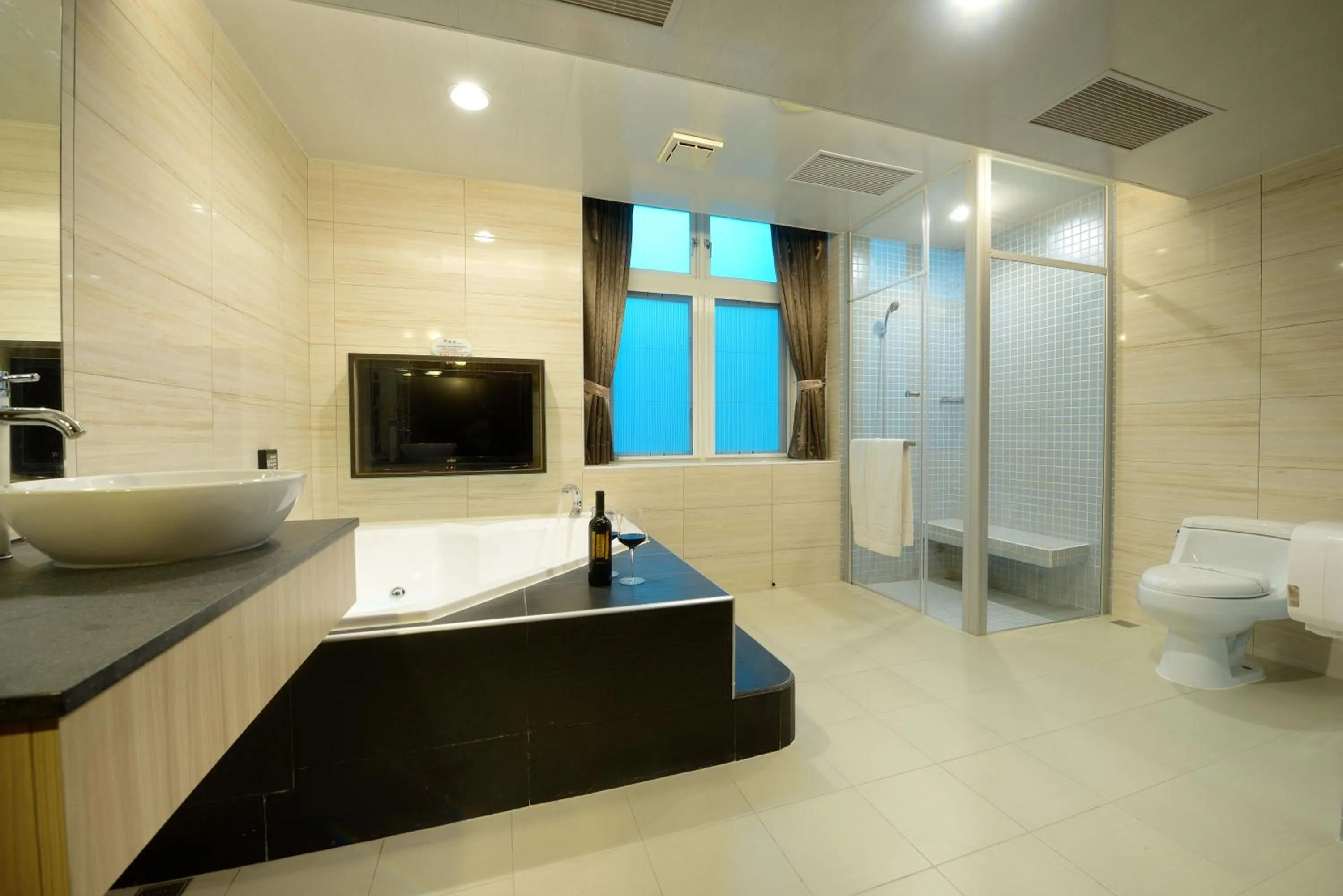 Bathroom in Holland Village Motel