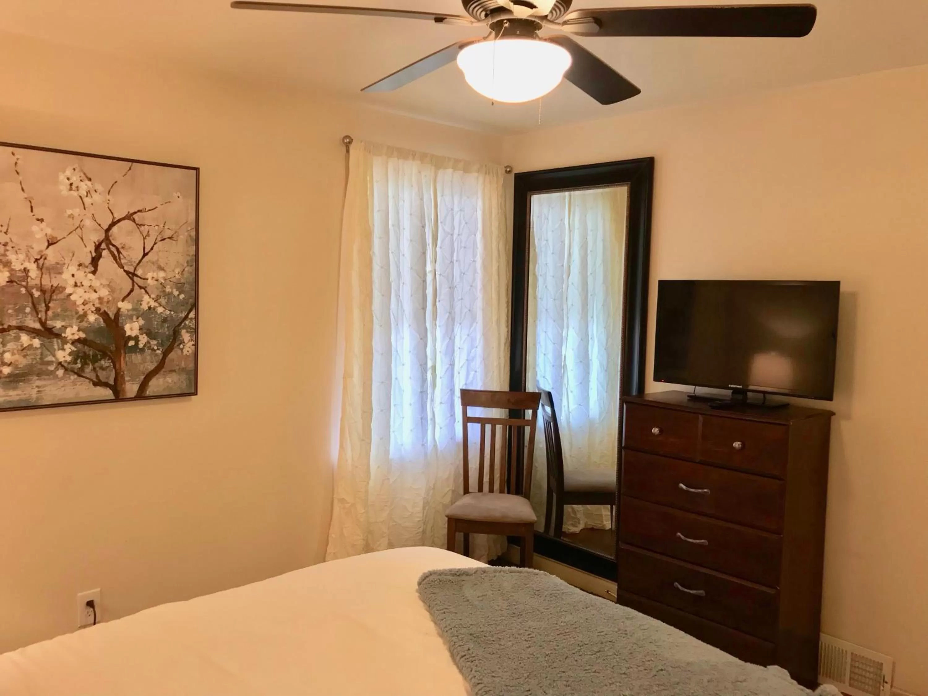 Bedroom, Bed in The Little Italy of Niagara Falls Bed & Breakfast