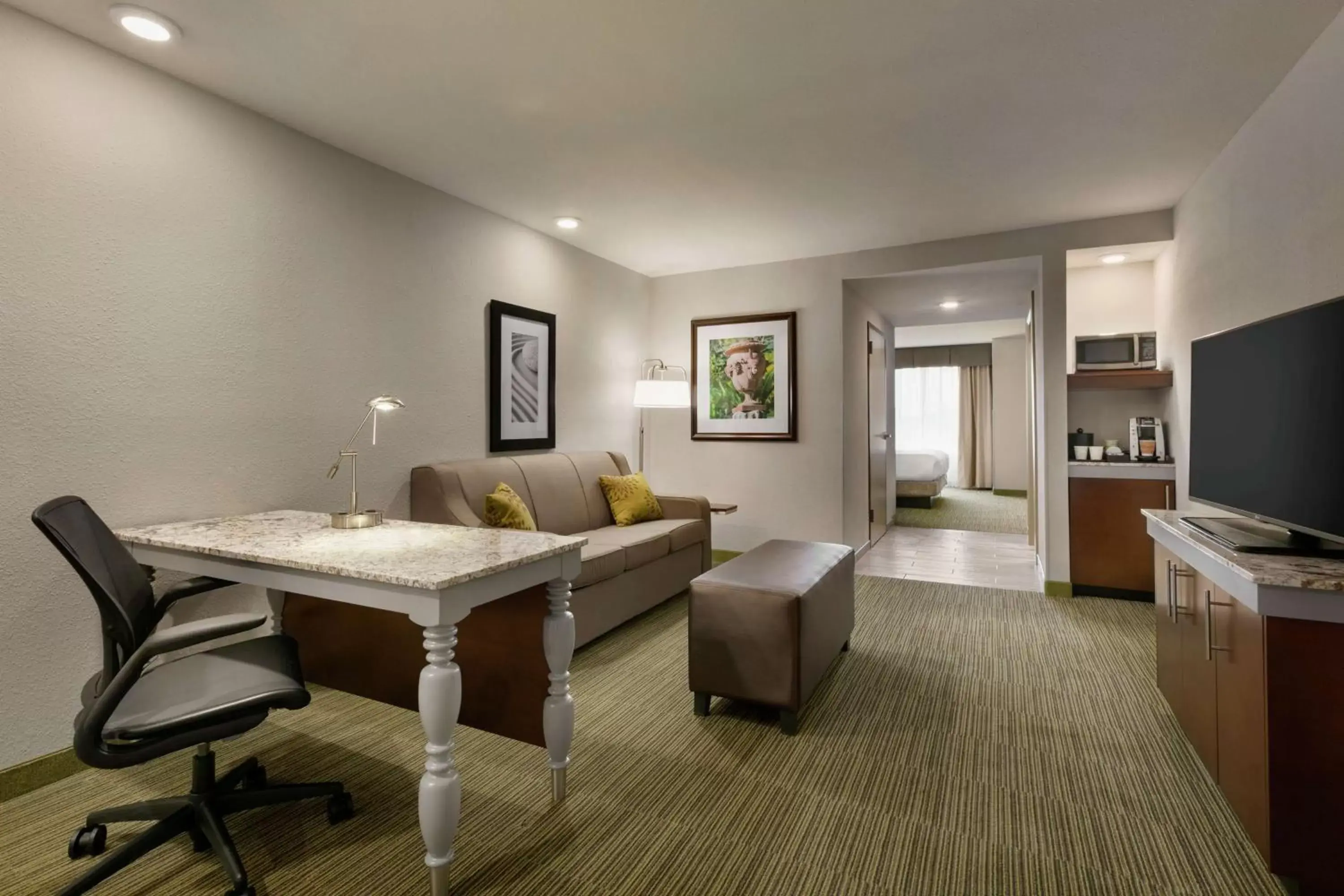 Bedroom, Seating Area in Hilton Garden Inn Statesville