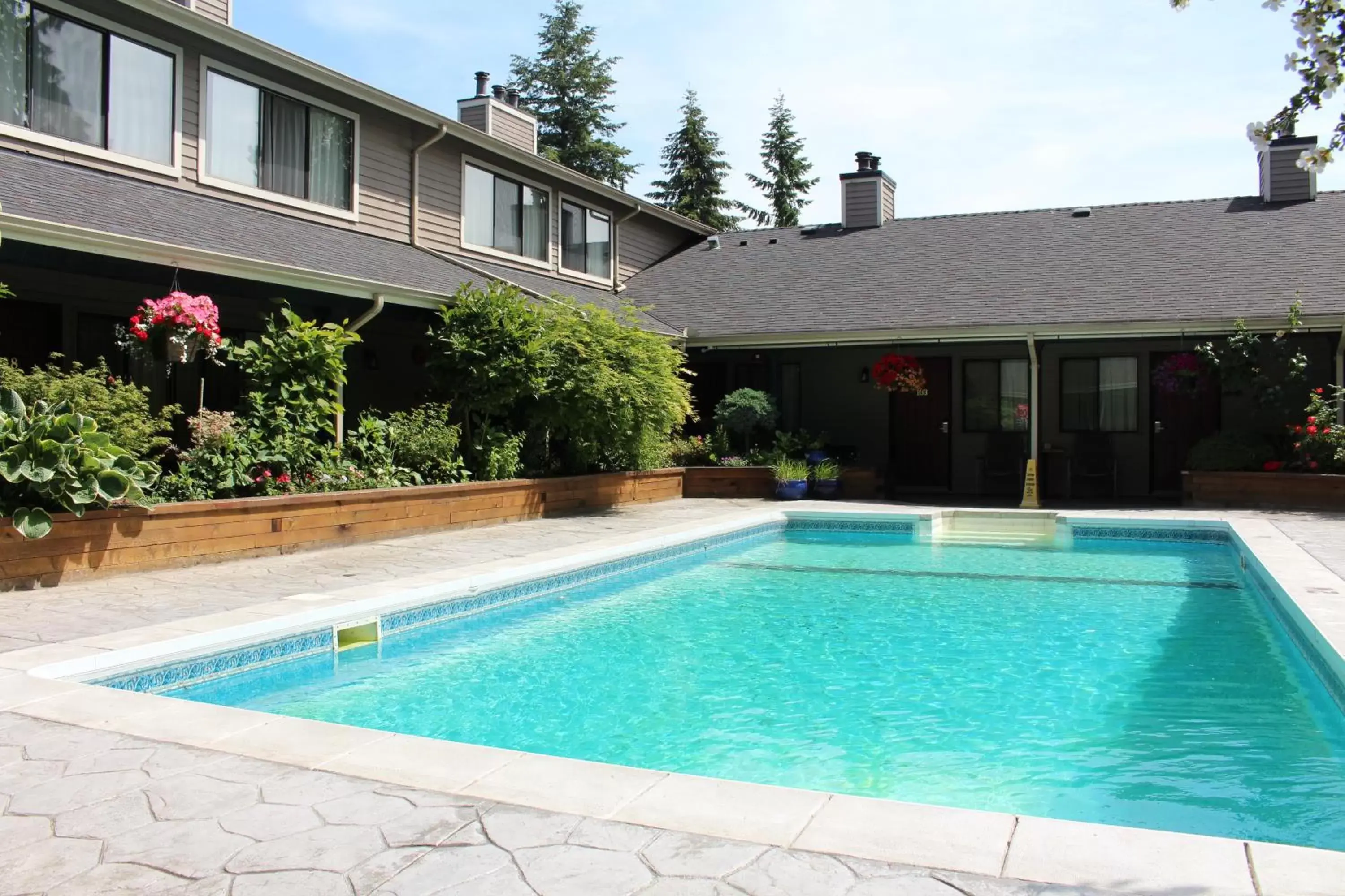 Swimming Pool in Sunshine Lodge Inn