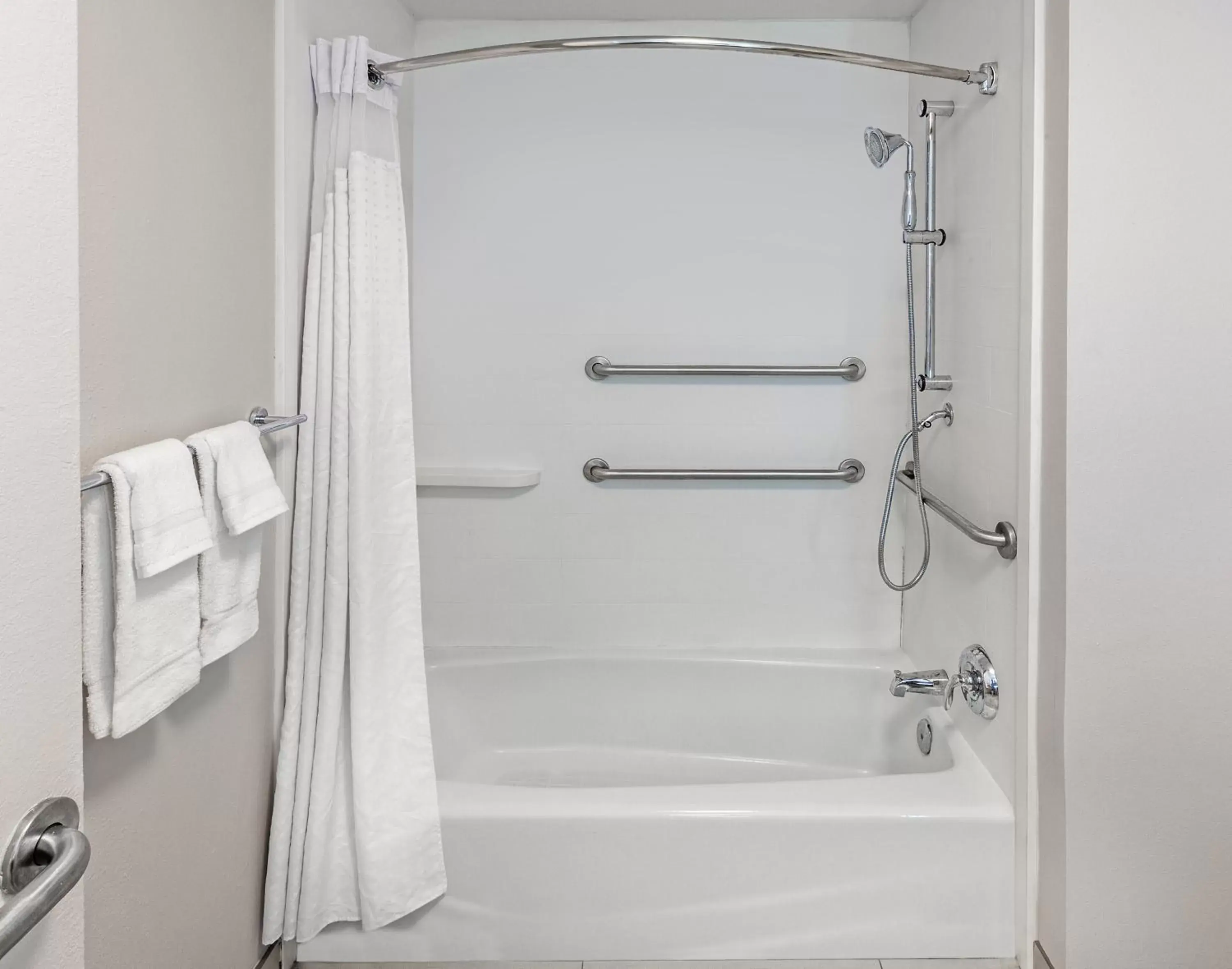 Twin Room - Disability Access with Bath Tub in Holiday Inn Express & Suites Baton Rouge East by IHG Twin Room - Disability Access with Bath Tub in Holiday Inn Express & Suites Baton Rouge East by IHG