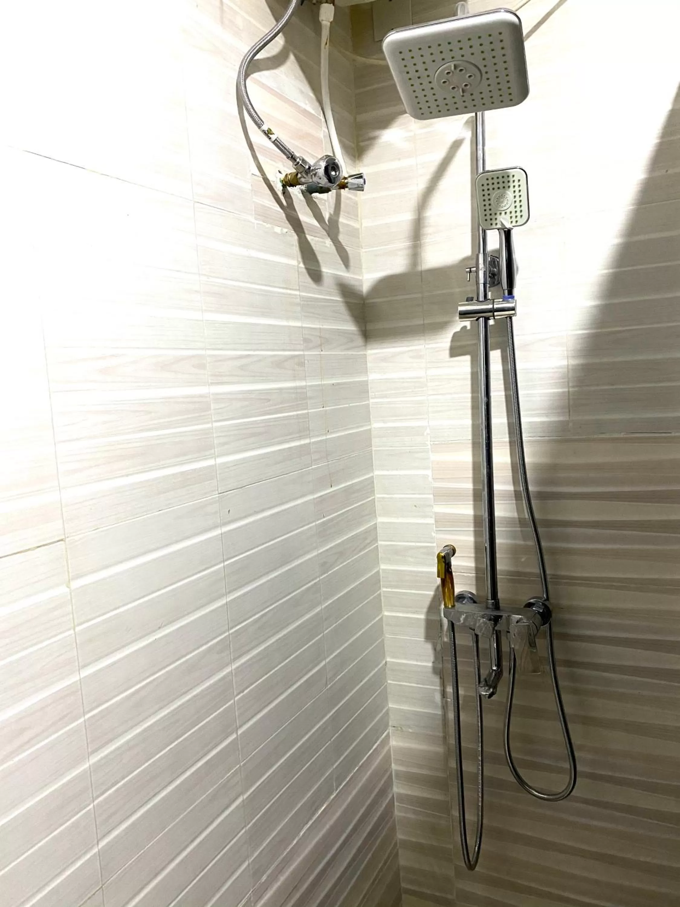 Nue-Crest Hotels & Suites