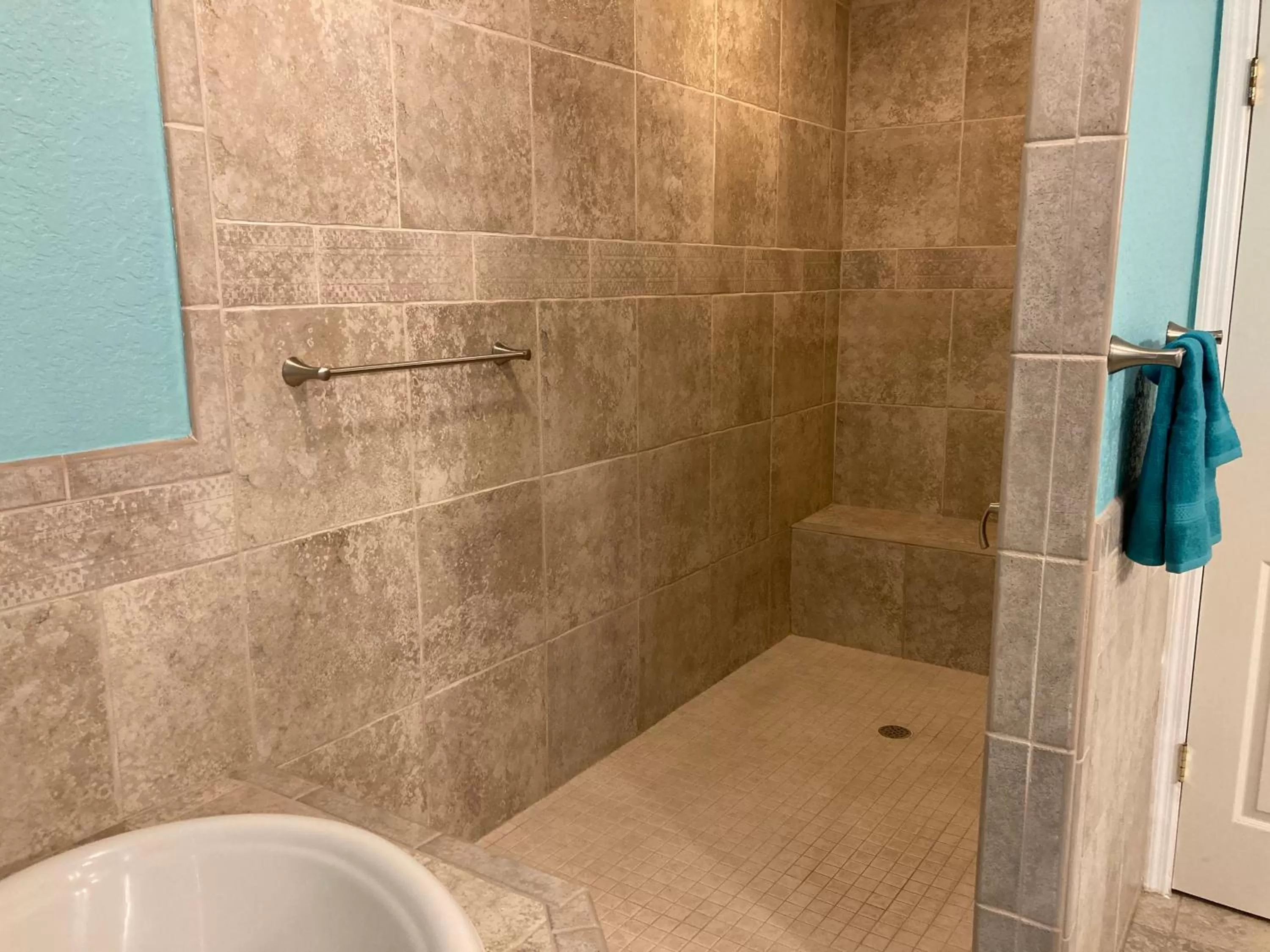 3Gulls Inn Ozona-Boutique Hotel-Steps from Restaurants & Brewery-SwimSpa Pool-Pet Friendly