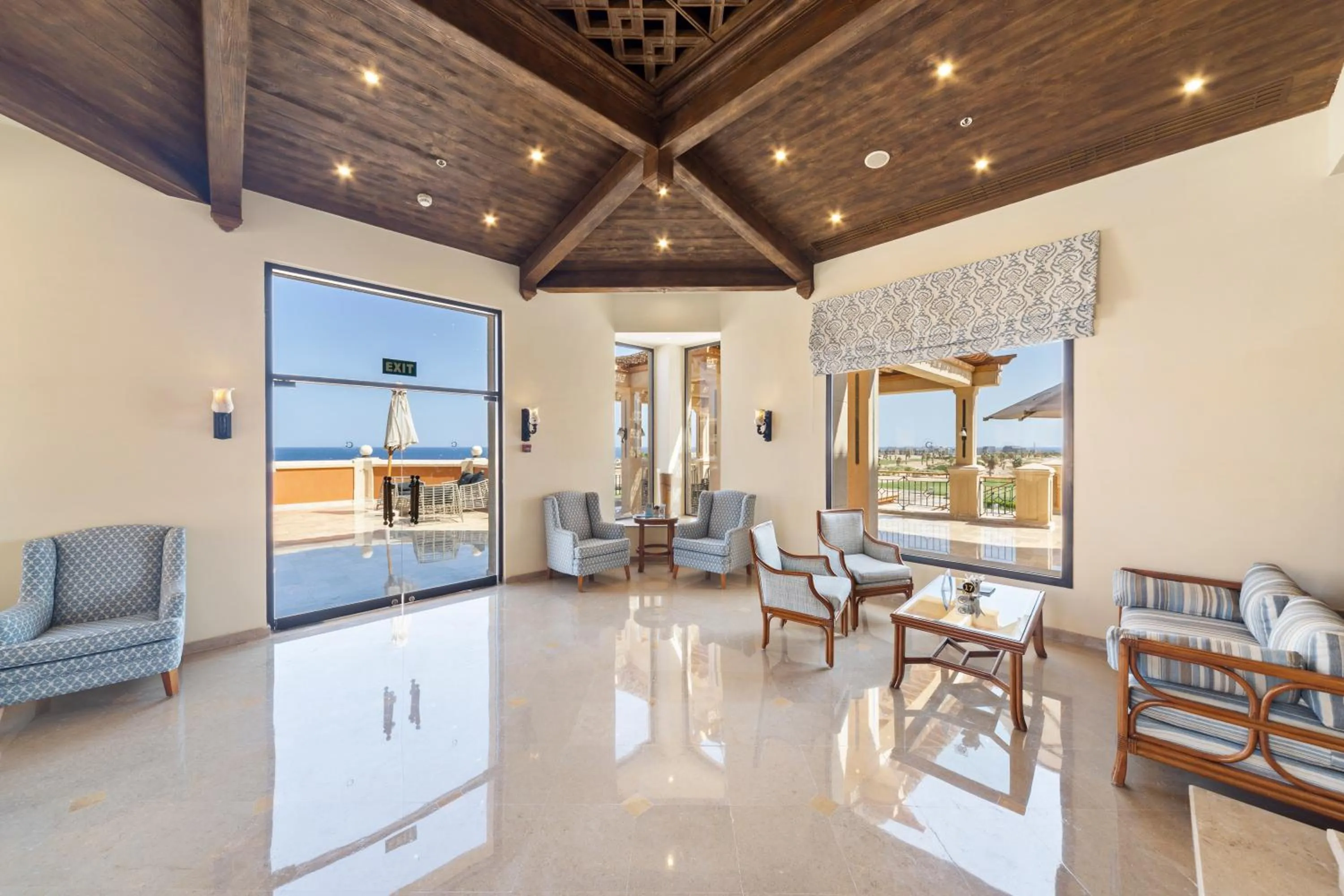 Lounge or bar in The Cascades Golf Resort, Spa & Thalasso