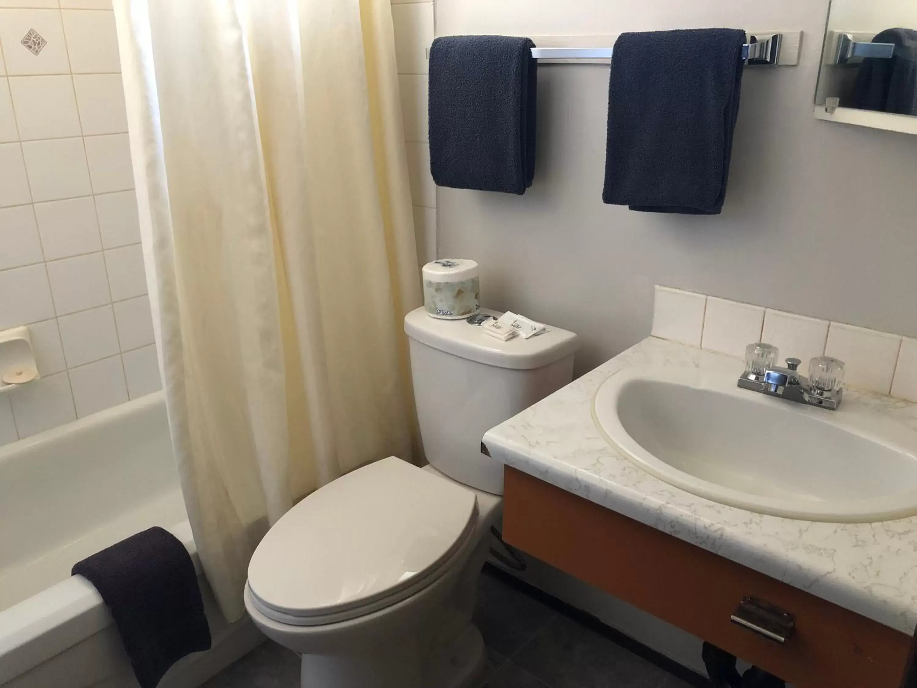 Toilet, Bathroom in Howard Johnson by Wyndham Edson