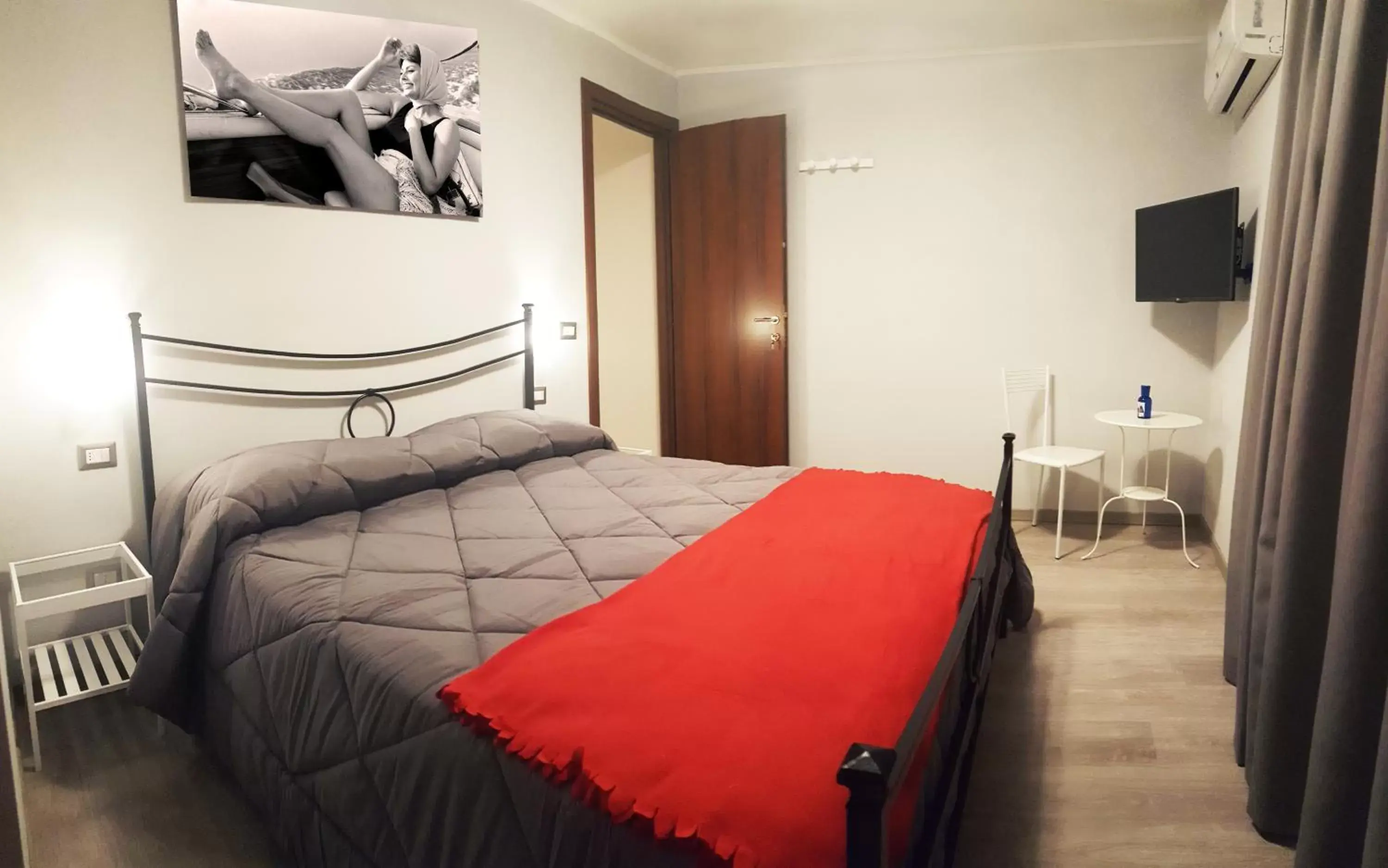 Photo of the whole room, Bed in Obelisco