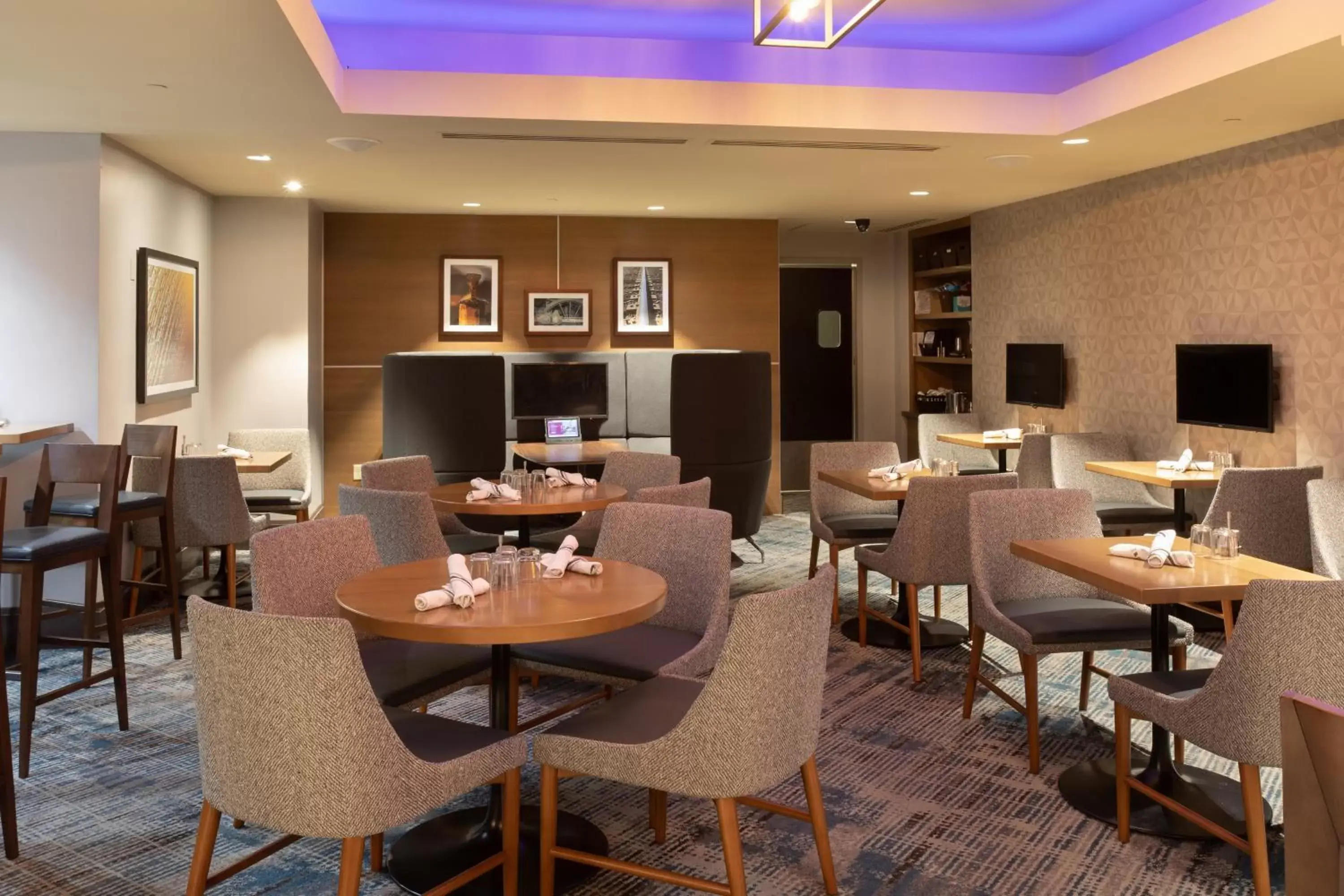 Lounge or bar, Restaurant/Places to Eat in Crowne Plaza Kansas City Downtown, an IHG Hotel