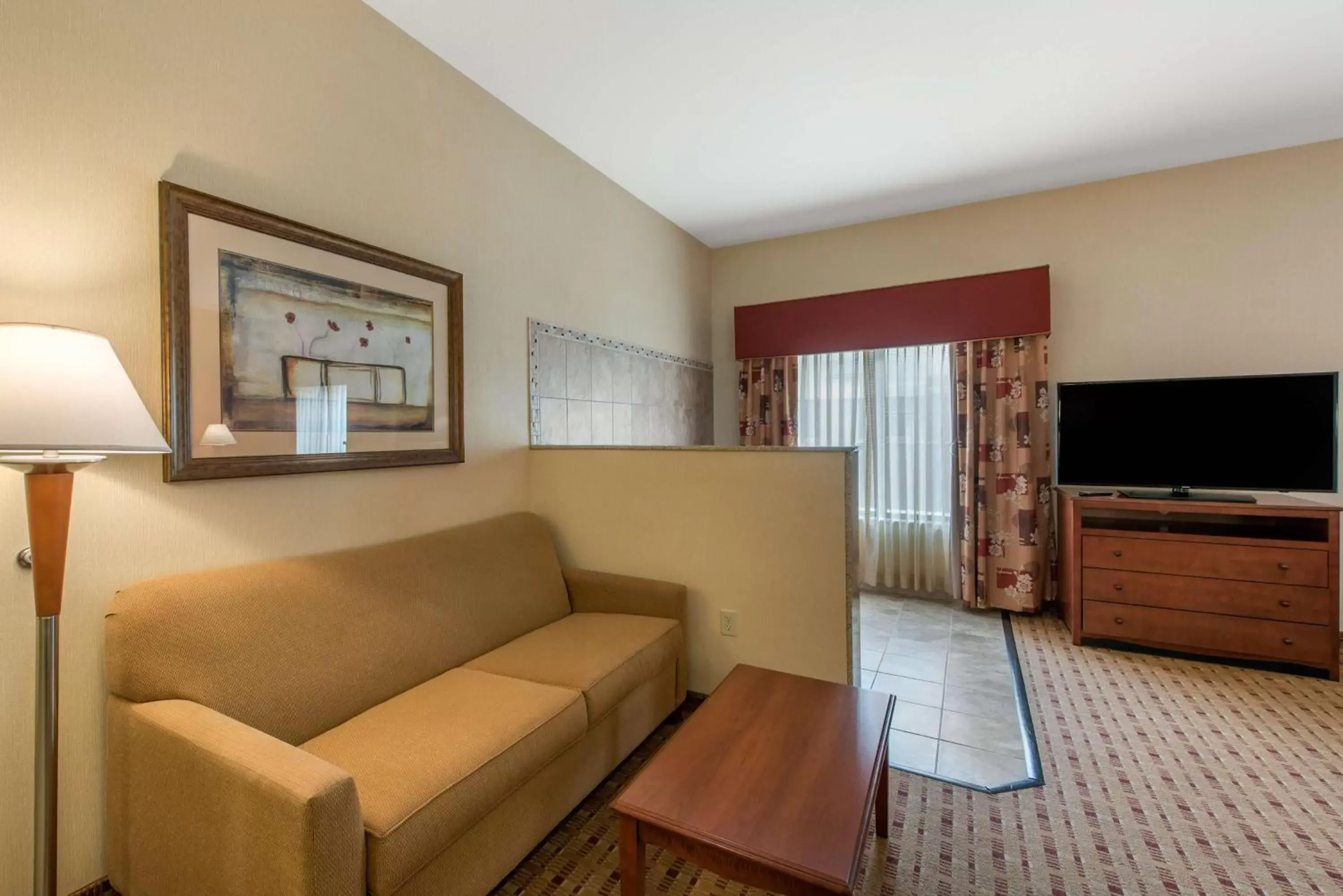 Bedroom, Seating Area in Hampton Inn & Suites Arcata