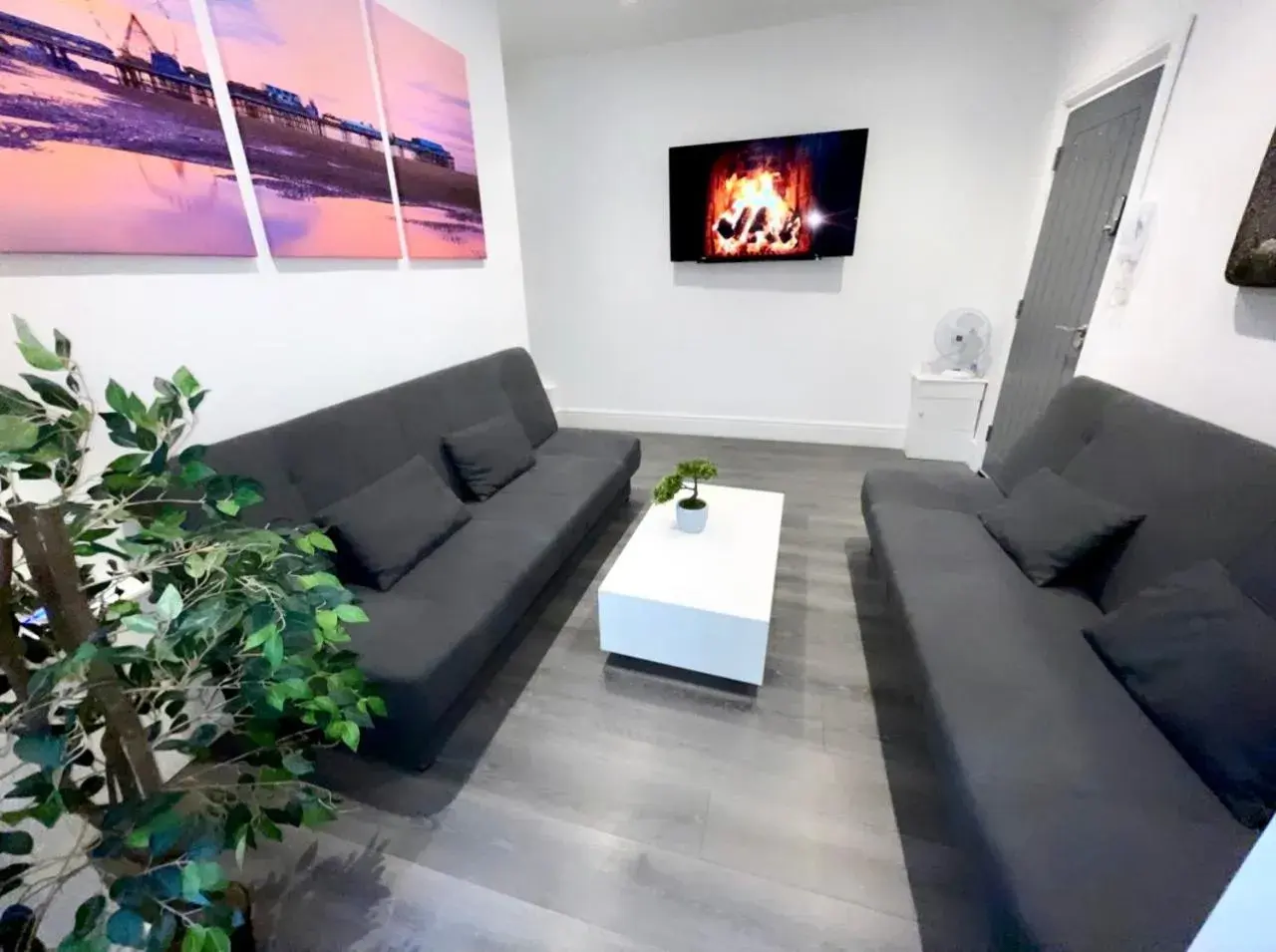 Living room, Seating Area in Albert Luxury Hottub and Jacuzzi Apartments