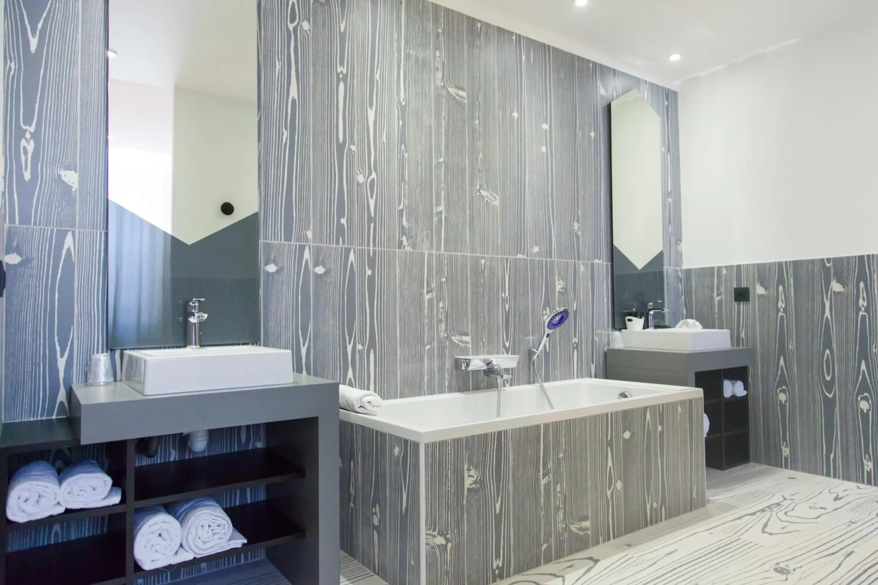 Bathroom in The Originals Boutique, Hôtel Le Lion, Clermont-Ferrand