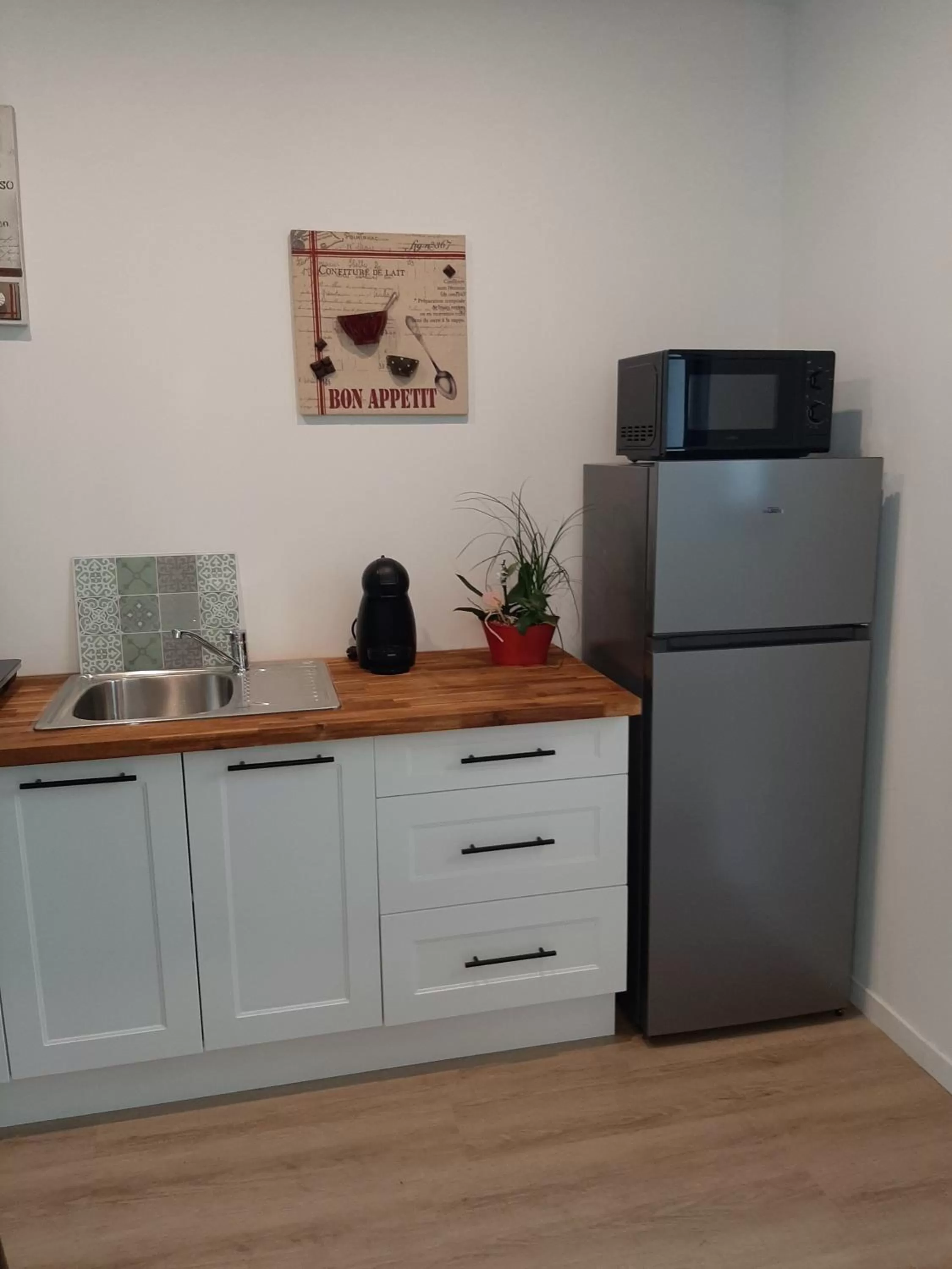 Communal kitchen in La Villa Claudia Jardin et Spa